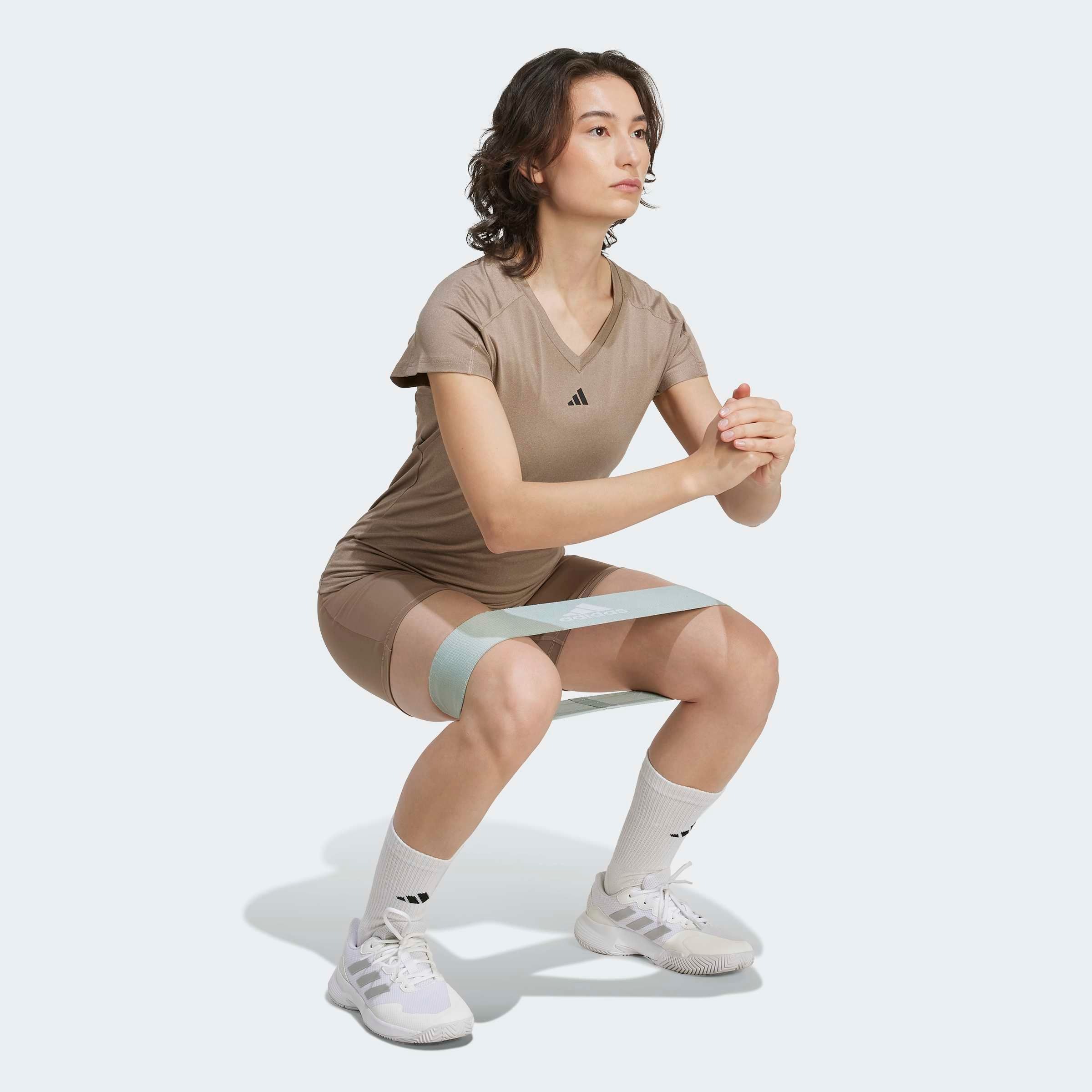 adidas Performance T-shirt »AEROREADY TRAIN ESSENTIALS MINIMAL BRANDING V-NECK« T-shirt d'entraînement, absorbant l'humidité, avec col en V
