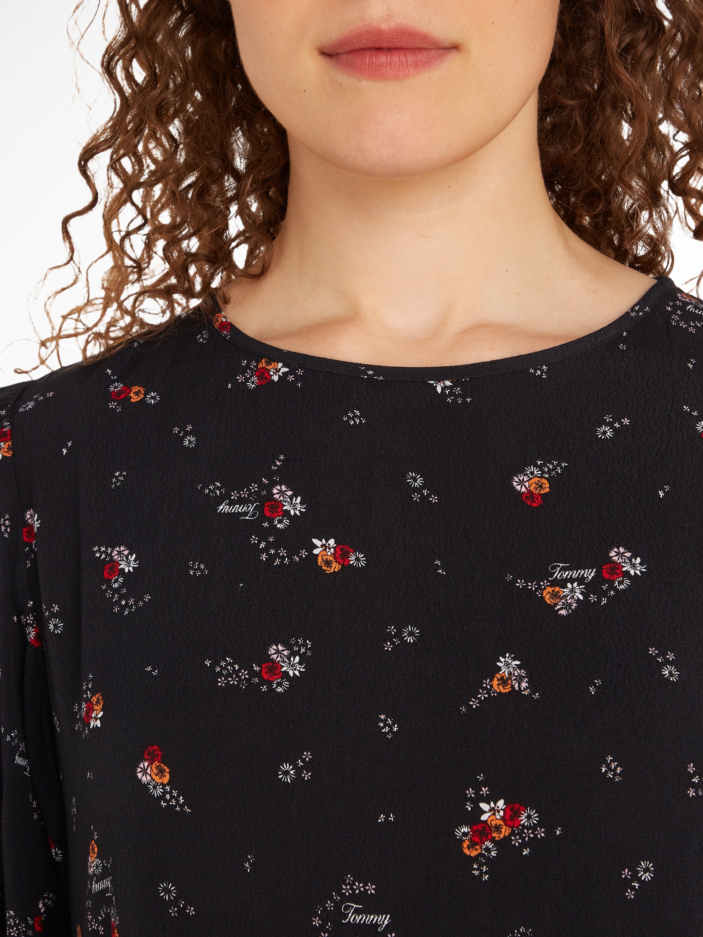 Tommy Jeans Curve Blusenkleid »TJW BLACK FLORAL TIERD DRESS EXT«, Grosse Grössen