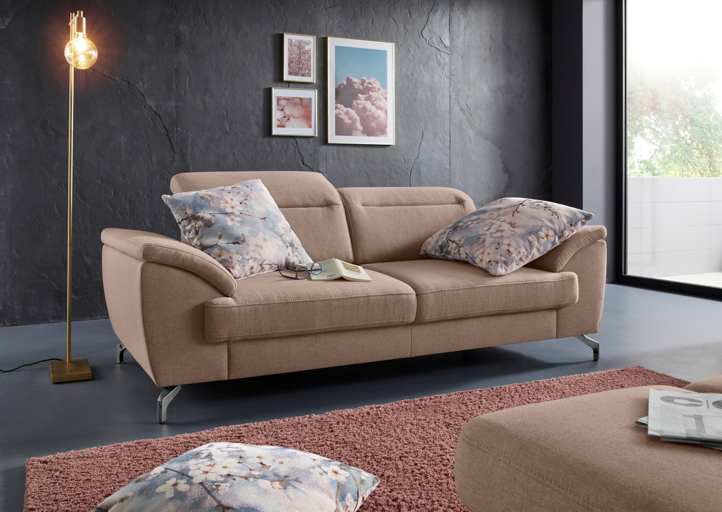 Image of sit&more 2,5-Sitzer, 12 cm Fusshöhe, inklusive Sitztiefenverstellung, wahlweise Kopfteilverstellung, wahlweise in 2 unterschiedlichen Fussfarben bei Ackermann Versand Schweiz