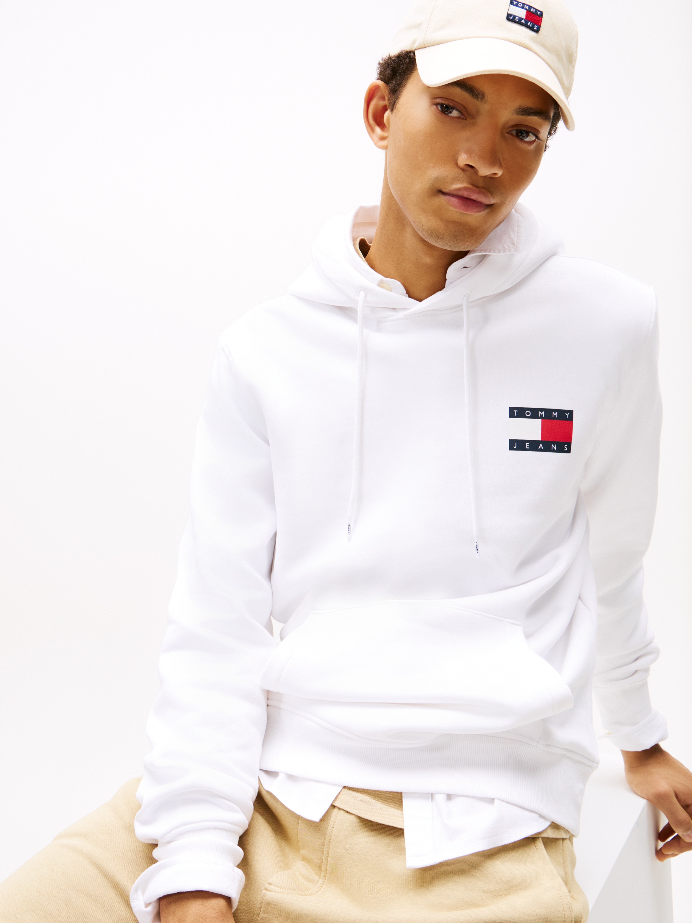 Tommy Jeans Sweat-shirt »TJM REG ESSENTIAL FLAG HOOD EXT«, mit bedruckten Markenlogo auf Brusthöhe
