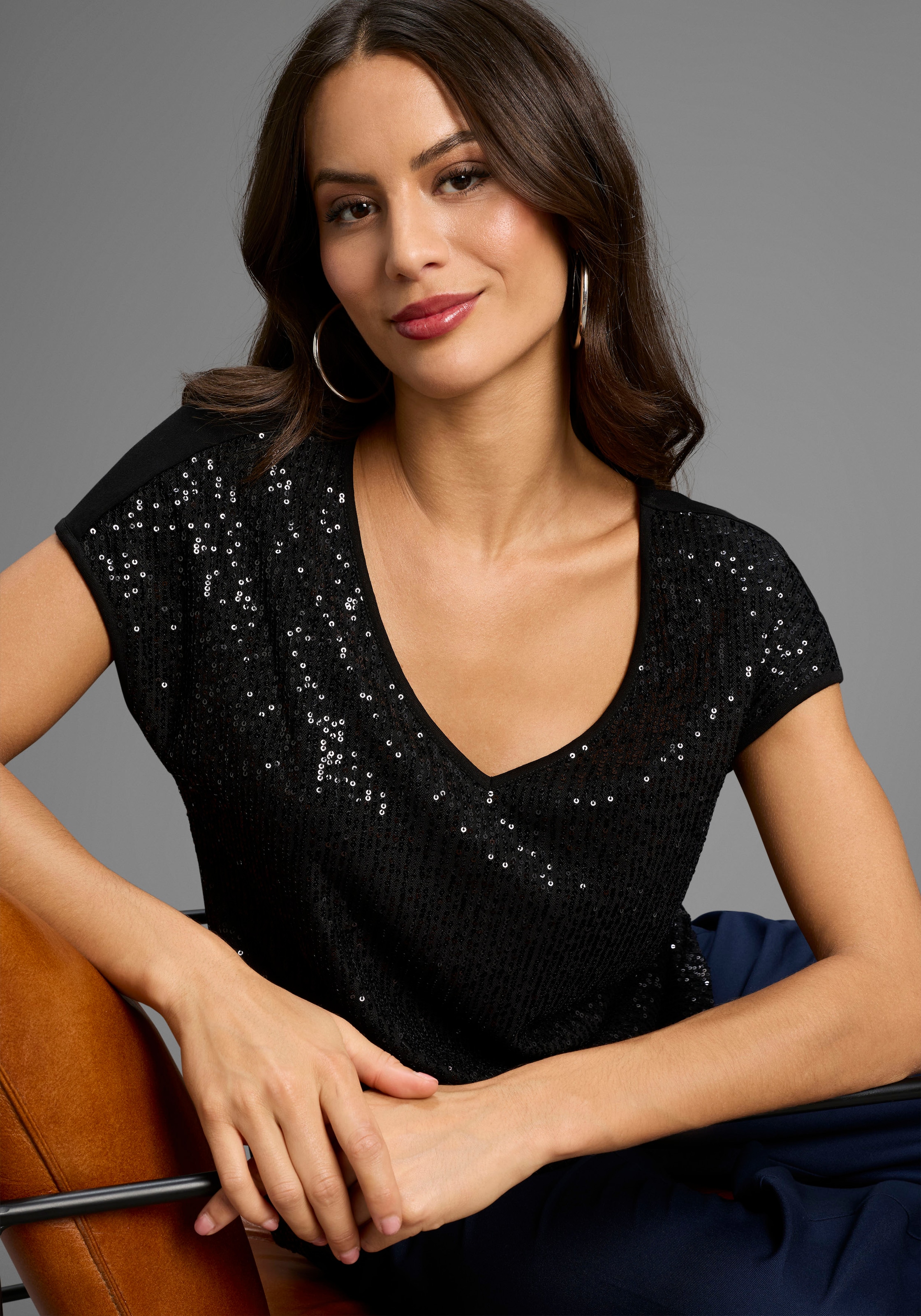 Image of Laura Scott T-Shirt mit glänzenden Pailletten