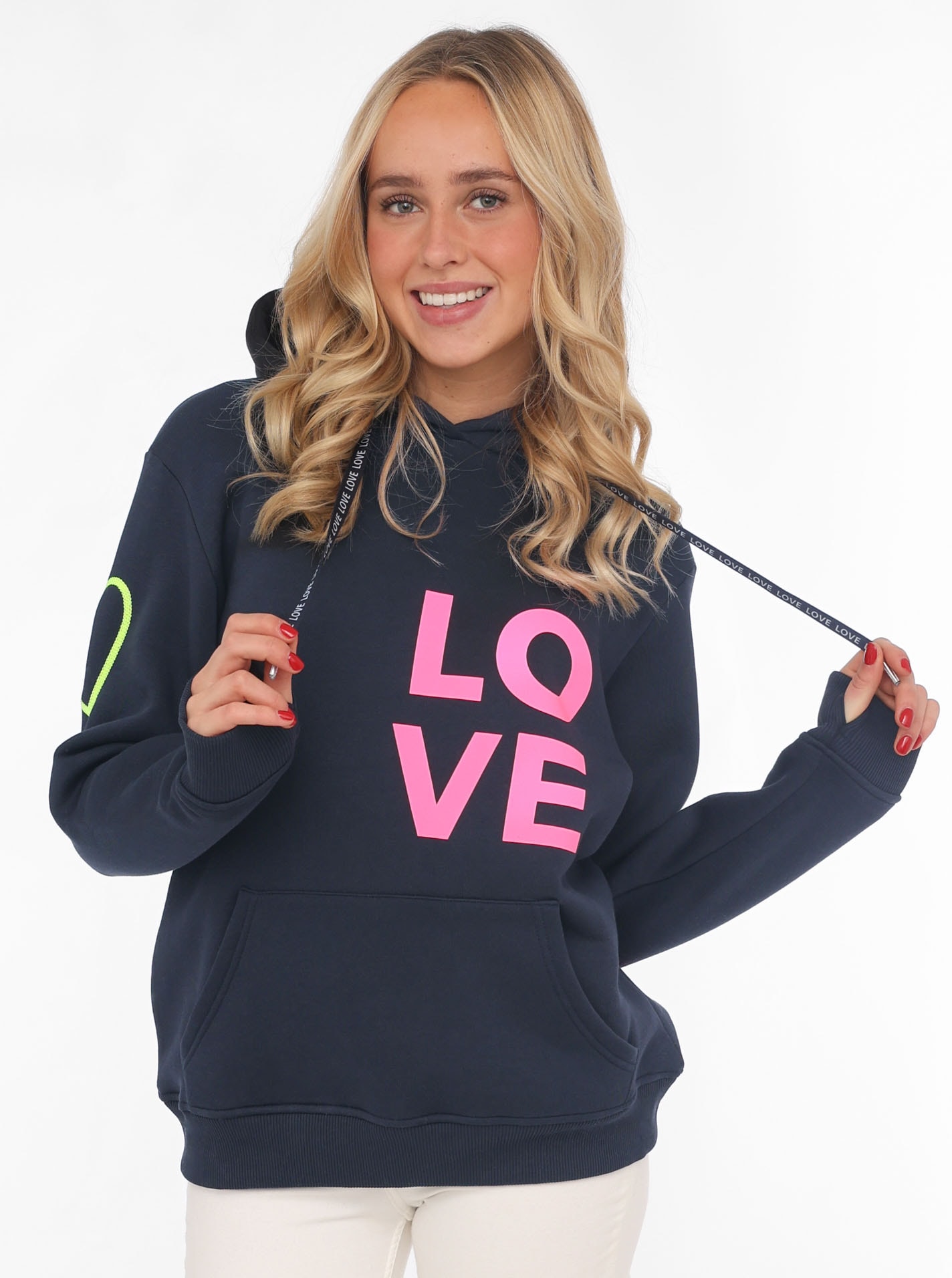 Kapuzensweatshirt, mit gesticktem Neon Herz am Ärmel und "Love" Schriftzug auf Kordel