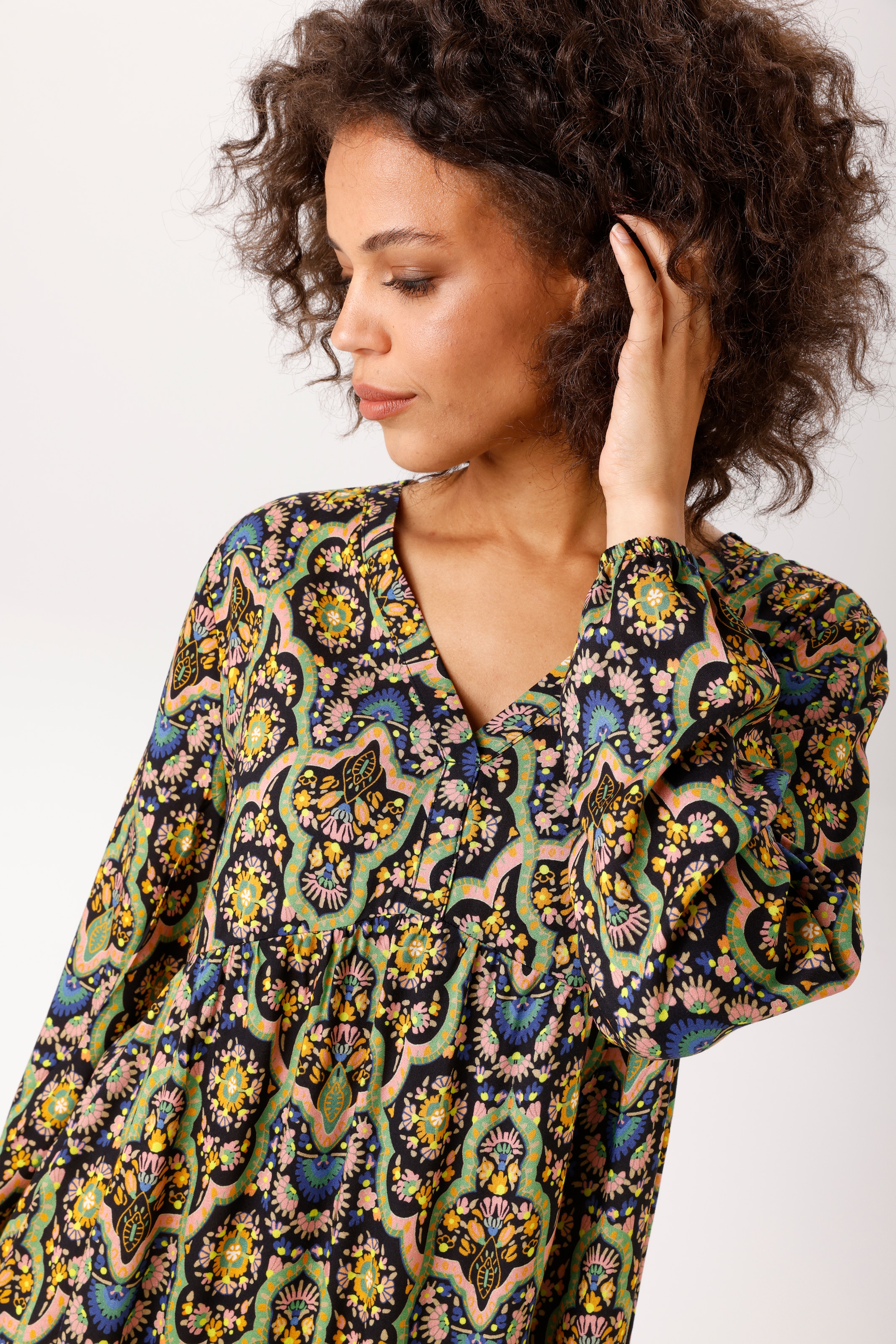Aniston CASUAL Tunikakleid mit farbenfrohen, grafischen Druck - NEUE KOLLEKTION