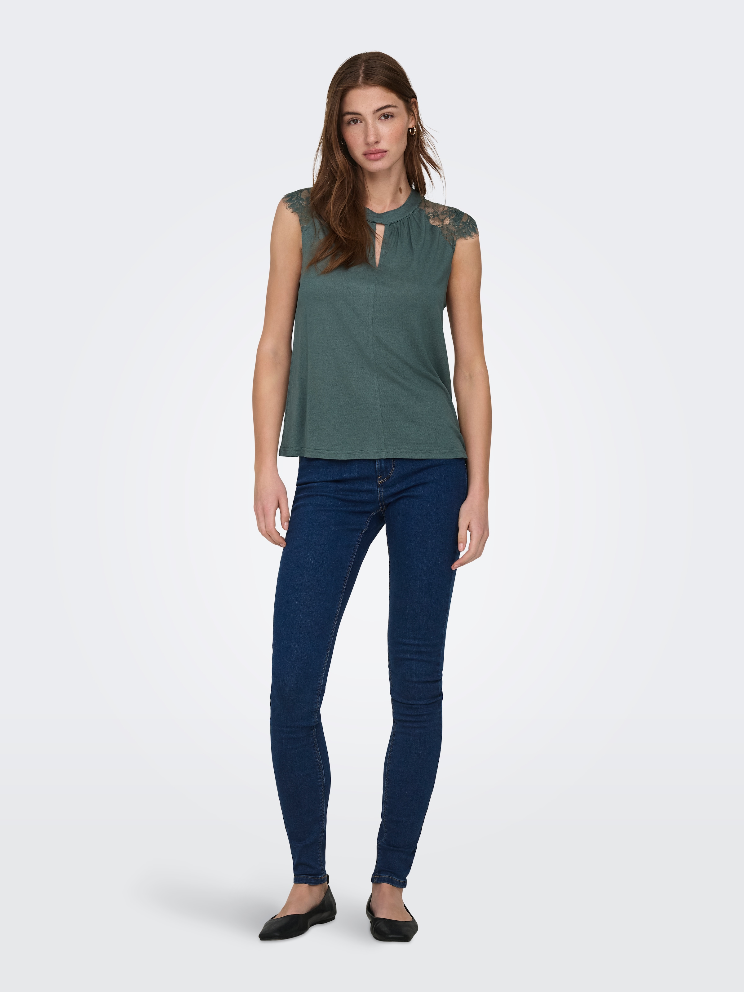 ONLY T-shirt à manches courtes »ONLNICOLA S/S TOP CS JRS« viscose, coupe regular fit, col rond