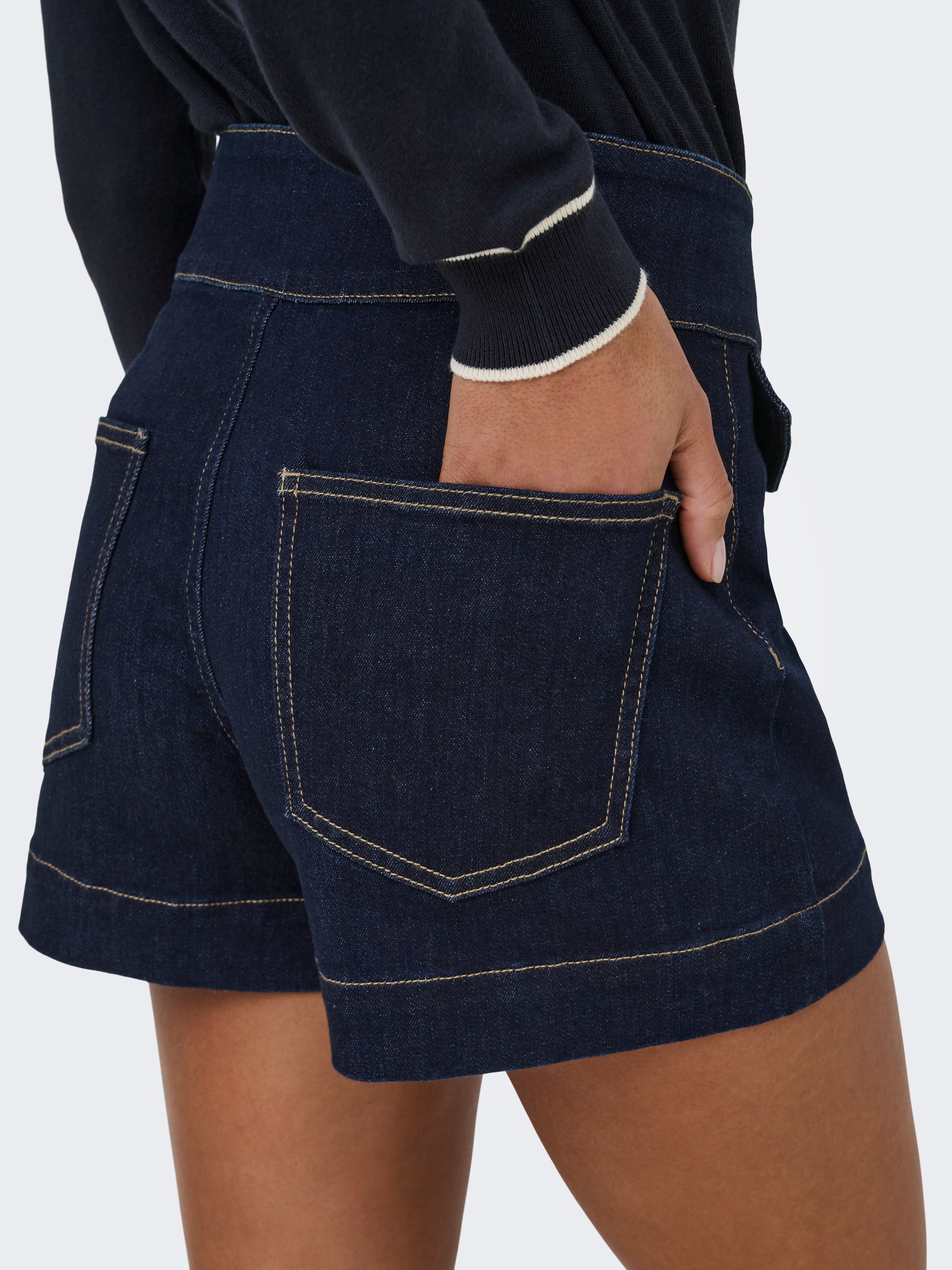 ONLY Short en jean »ONLEMILIA HW GOLD BUT DNM SHORTS NOOS« mélange de matières, coupe régulière, taille haute