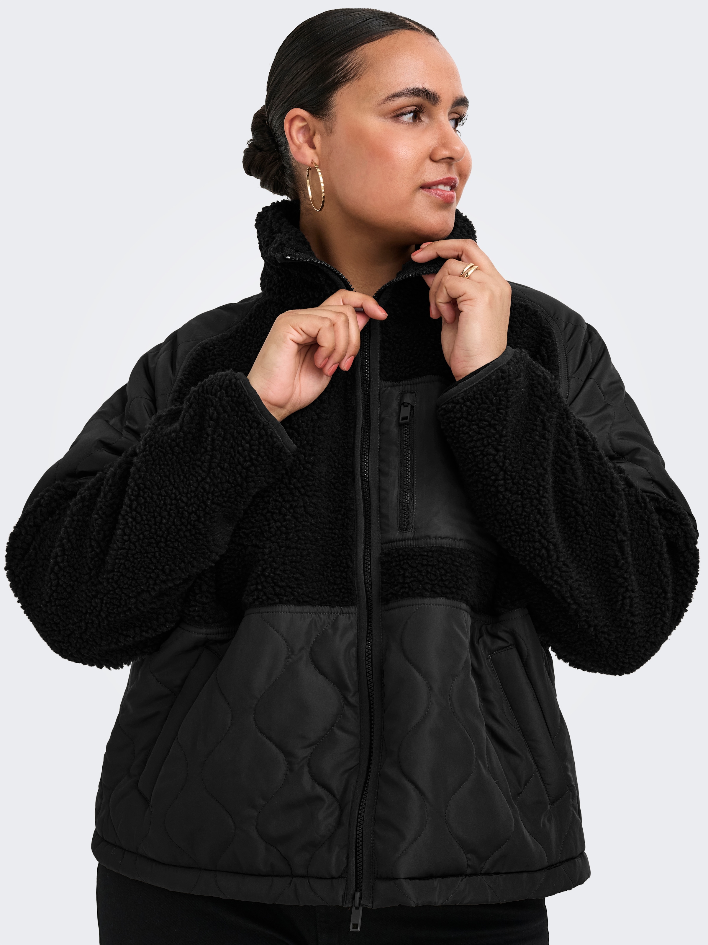 ONLY CARMAKOMA Veste matelassée »CAROHIO QUILT MIX FLEECE SHORT OTW« mélange de matériaux : matelassé et peluche teddy