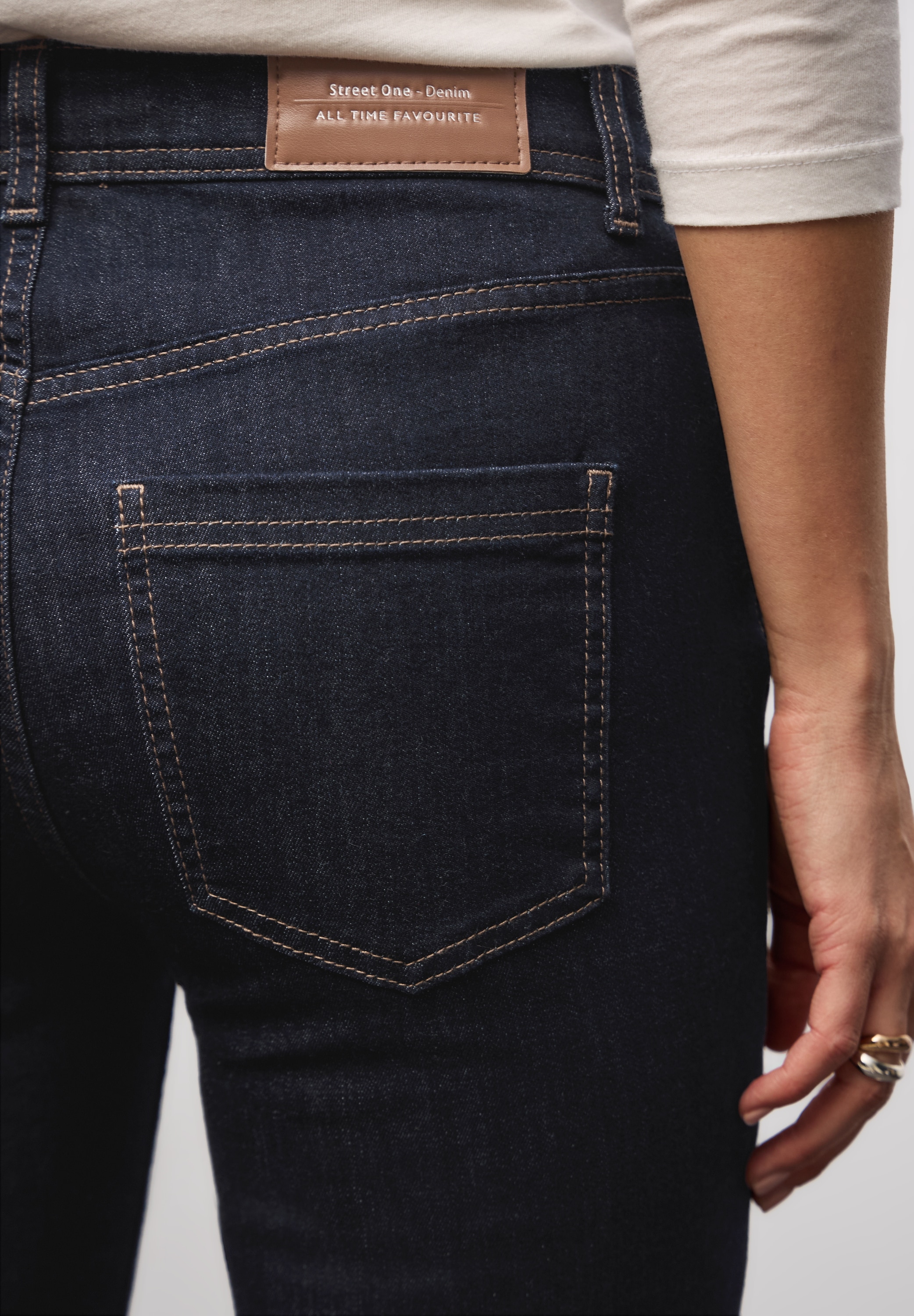 STREET ONE Jeans bootcut im modernen Rinsed Look, mit Stretch