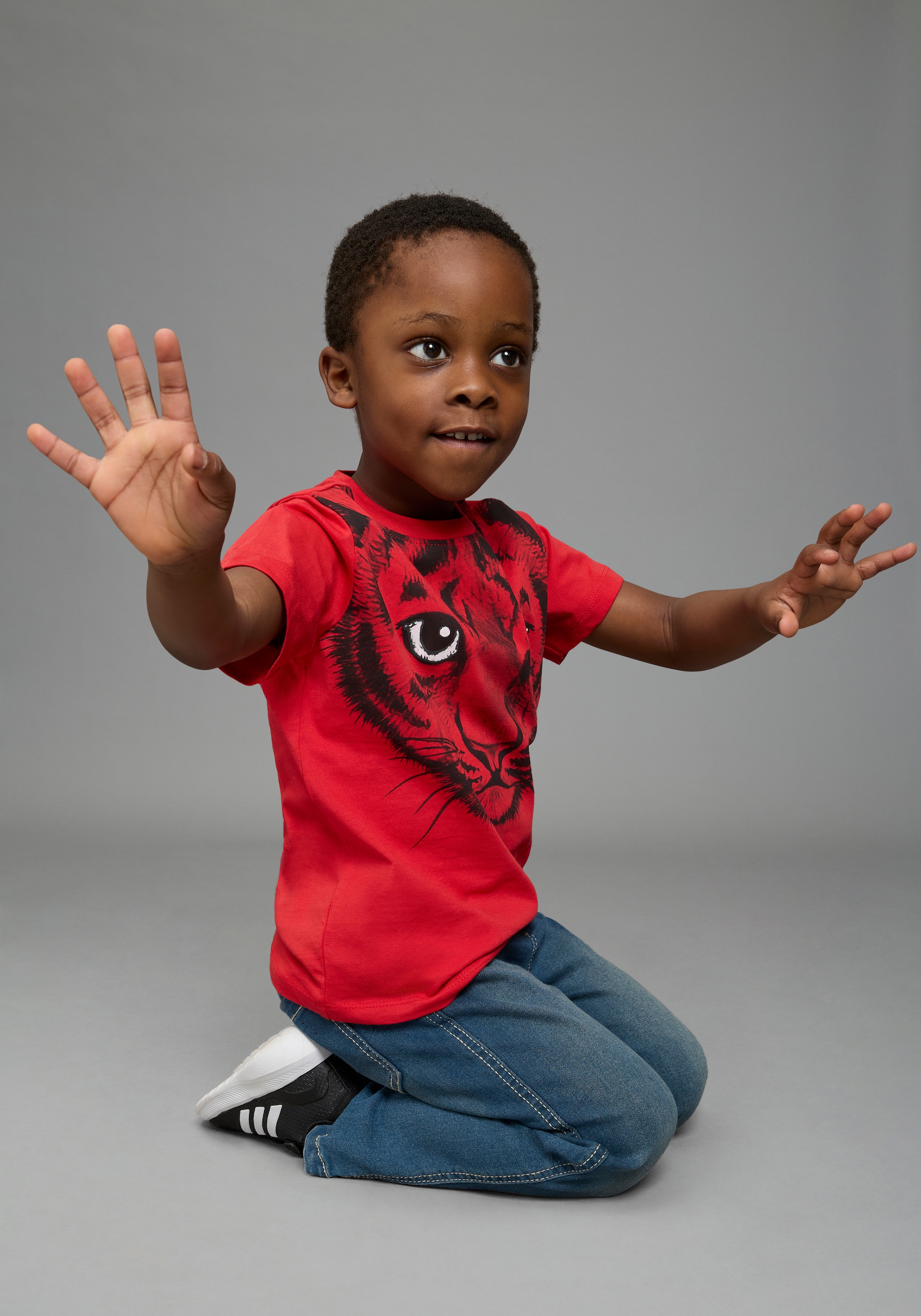 KIDSWORLD T-shirt »Mit tollem Druck: LITTLE TIGER« manches courtes, coupe basique, avec imprimé énergique, encolure ronde