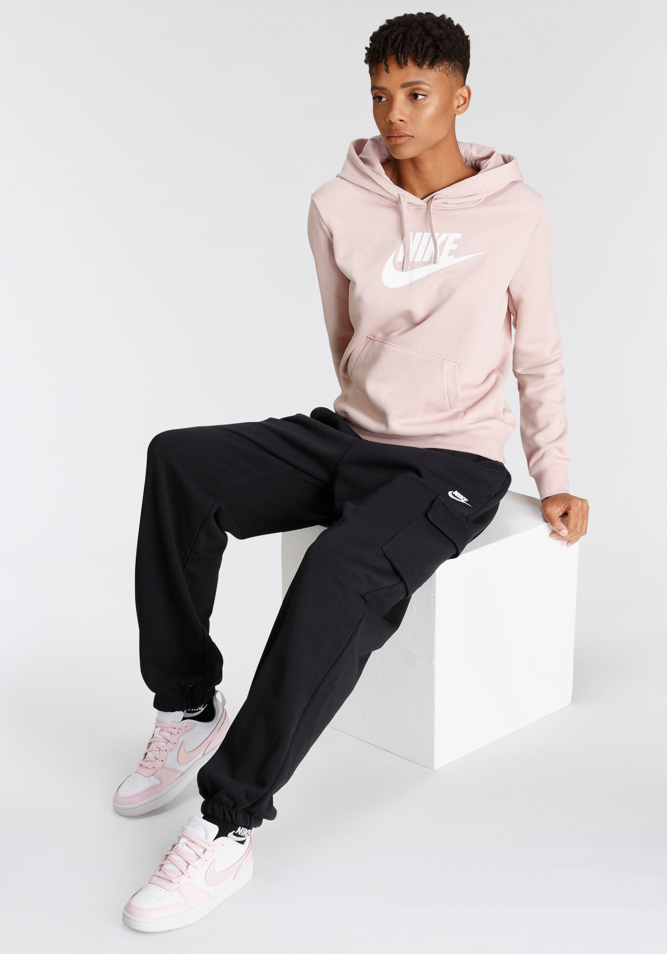 Nike Sportswear Jogginghose »Club Fleece Women's Mid-Rise Oversized Cargo Sweatpants«