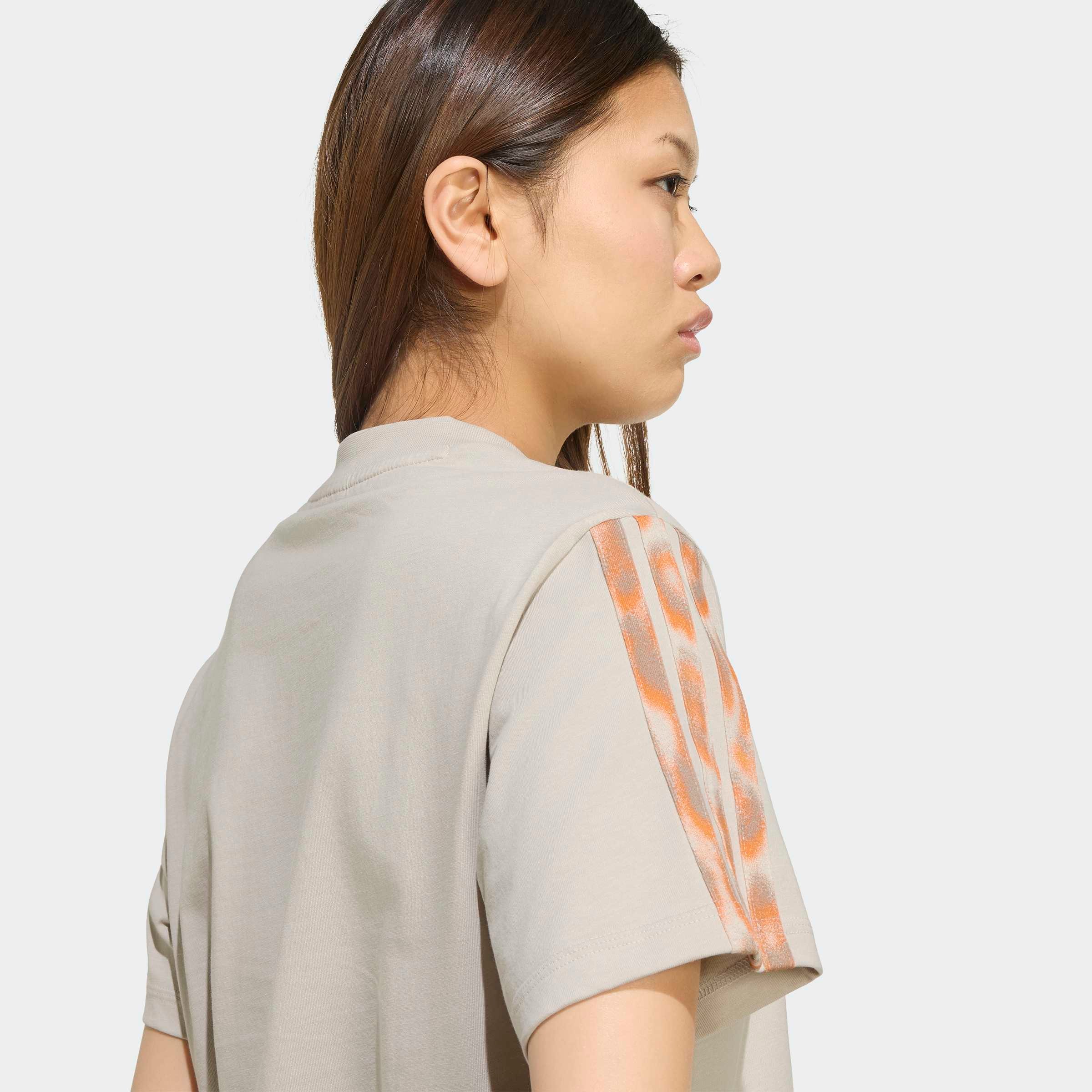 adidas Sportswear T-shirt »SEASONAL ESSENTIALS LEOPARDENPRINT MIT 3-STREIFEN«