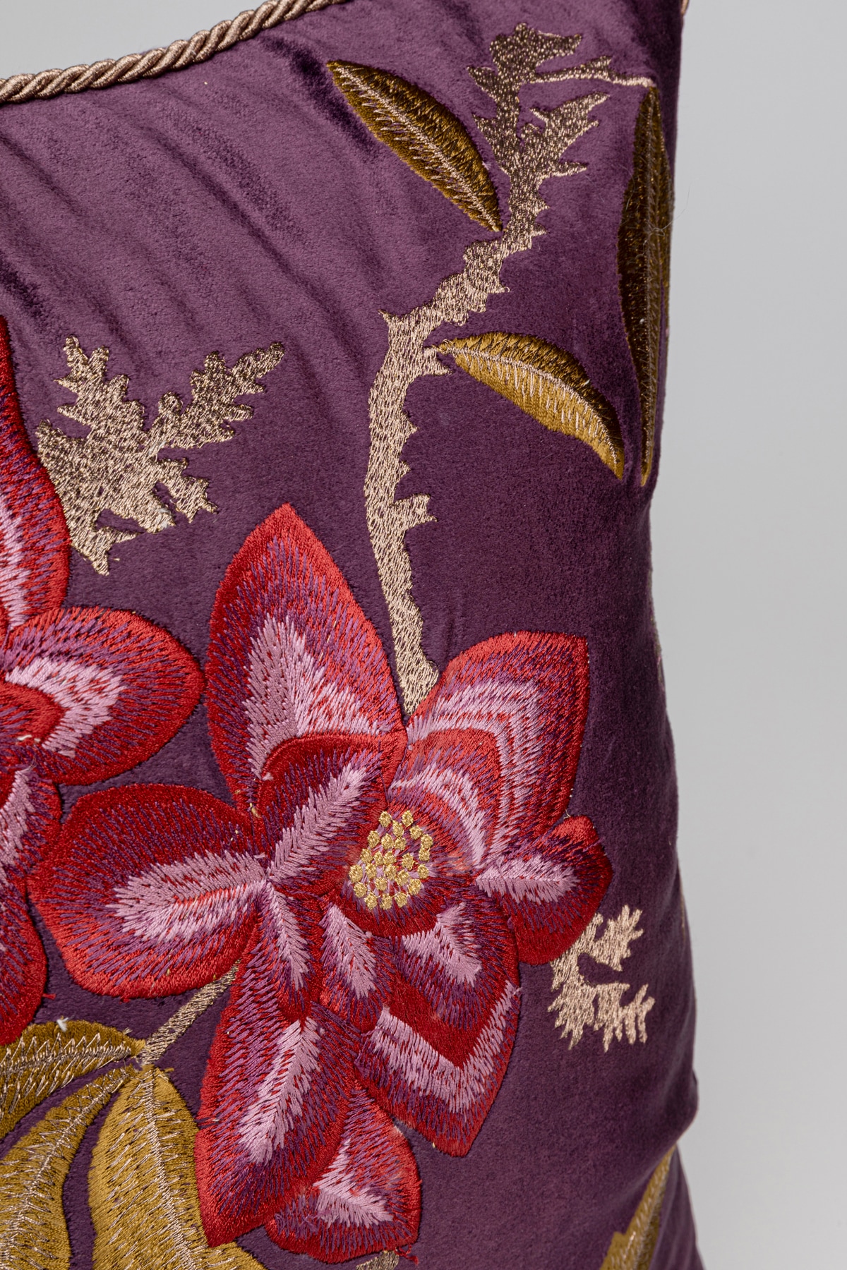 Kare Design Coussin décoratif »Lovely Flowers, Kissenhülle mit Füllung, 50x50 cm« stützt Kopf und Nacken angenehm und sorgt für erholsamen Schlaf