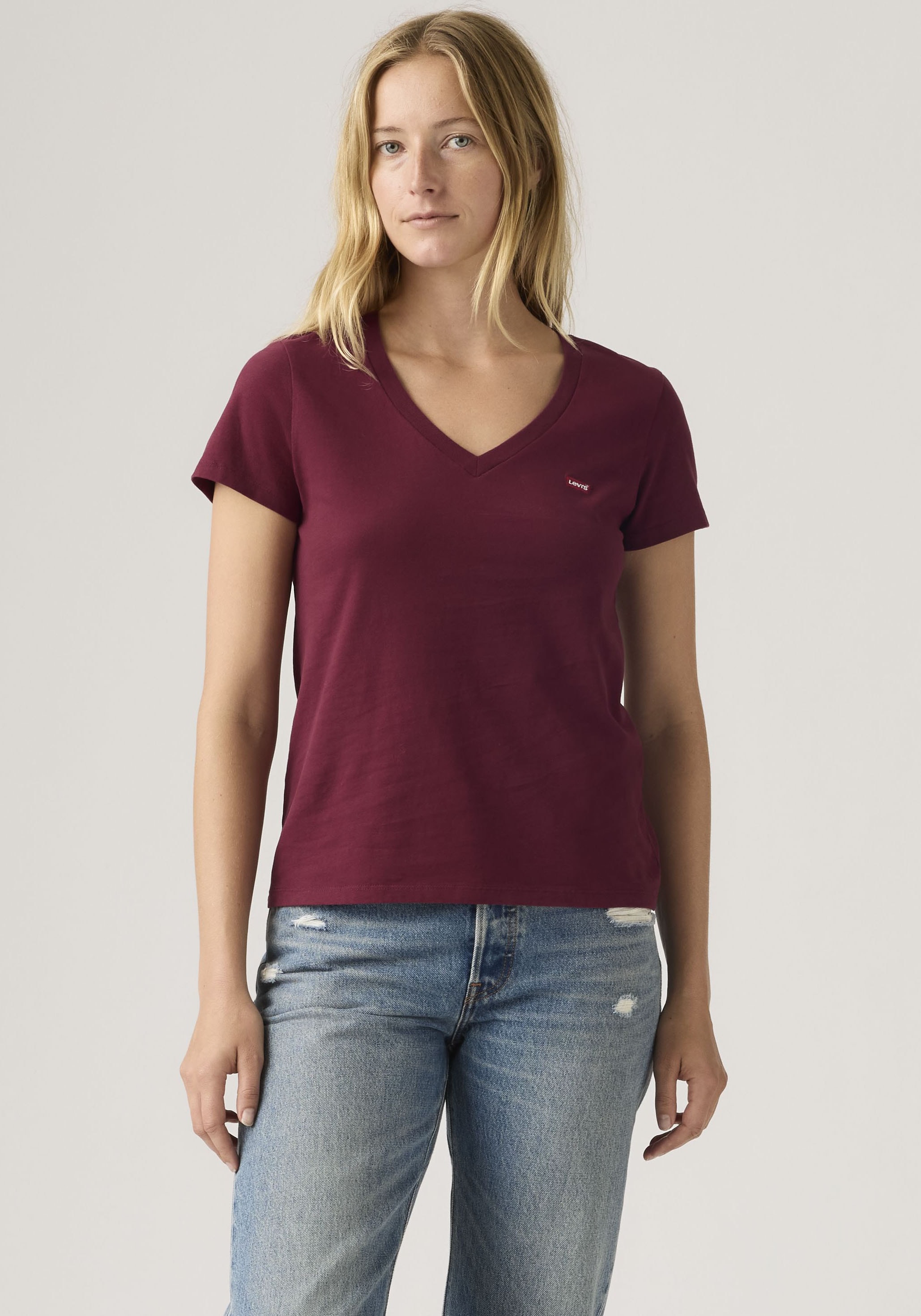 Levi's® V-Shirt »Perfect Tee« mit kleinem Batwing- Logo