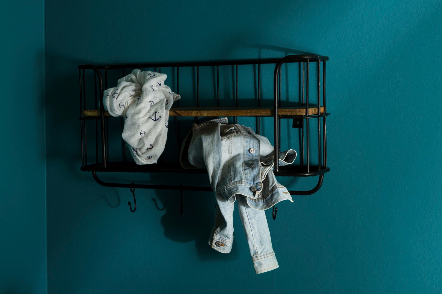 Image of my Flair Wandregal »Khandahar«, Holz & Metall, Eckige Form, 2 Ablageböden, 4 Aufhänger, fertig montiert bei Ackermann Versand Schweiz