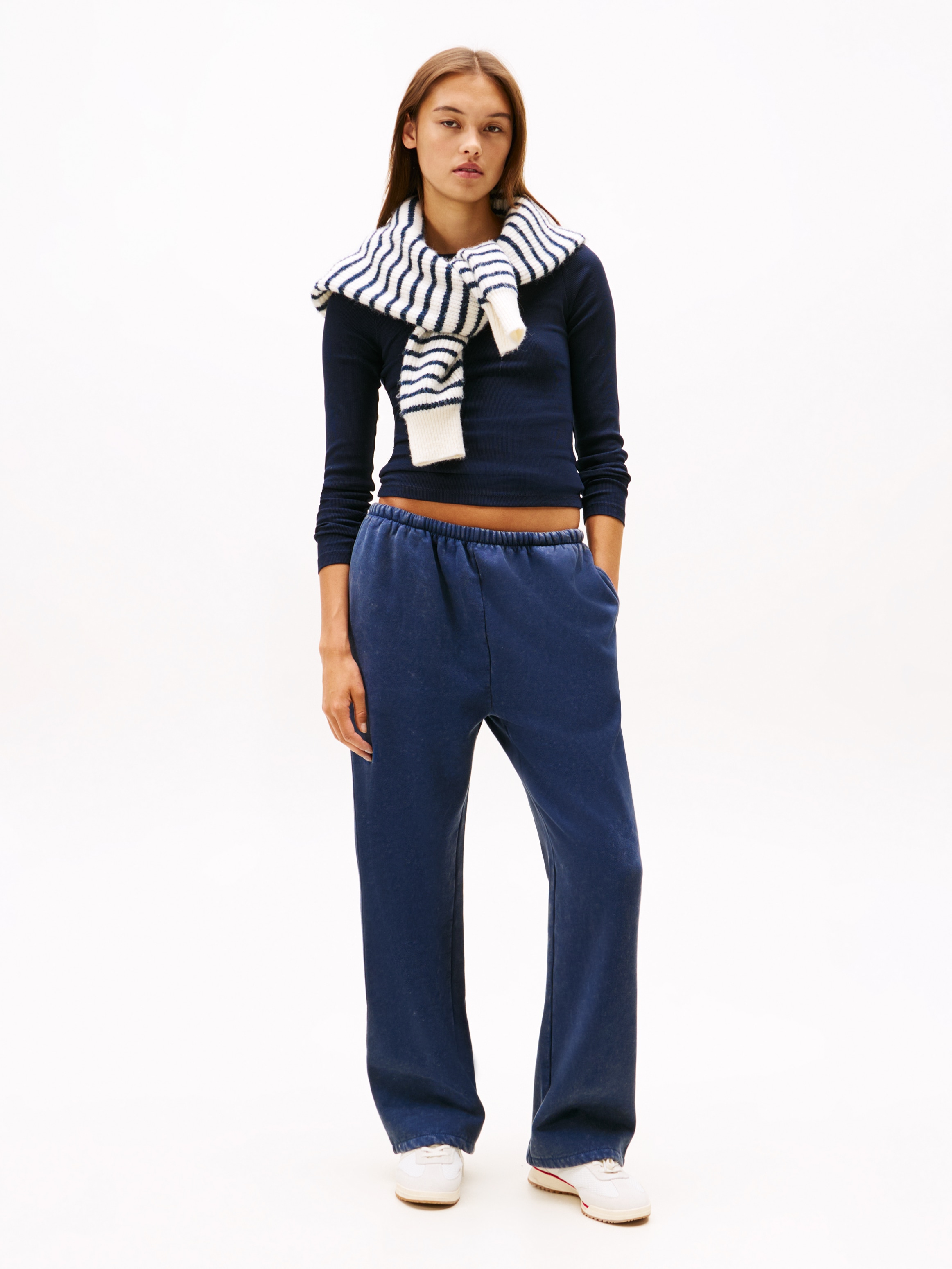 Tommy Jeans Langarmshirt »TJW 2PACK SLIM ESSENTIAL RIB LS« Packung, 2er-Pack, 2 Stk. tlg. in Rippoptik, mit Logostickerei