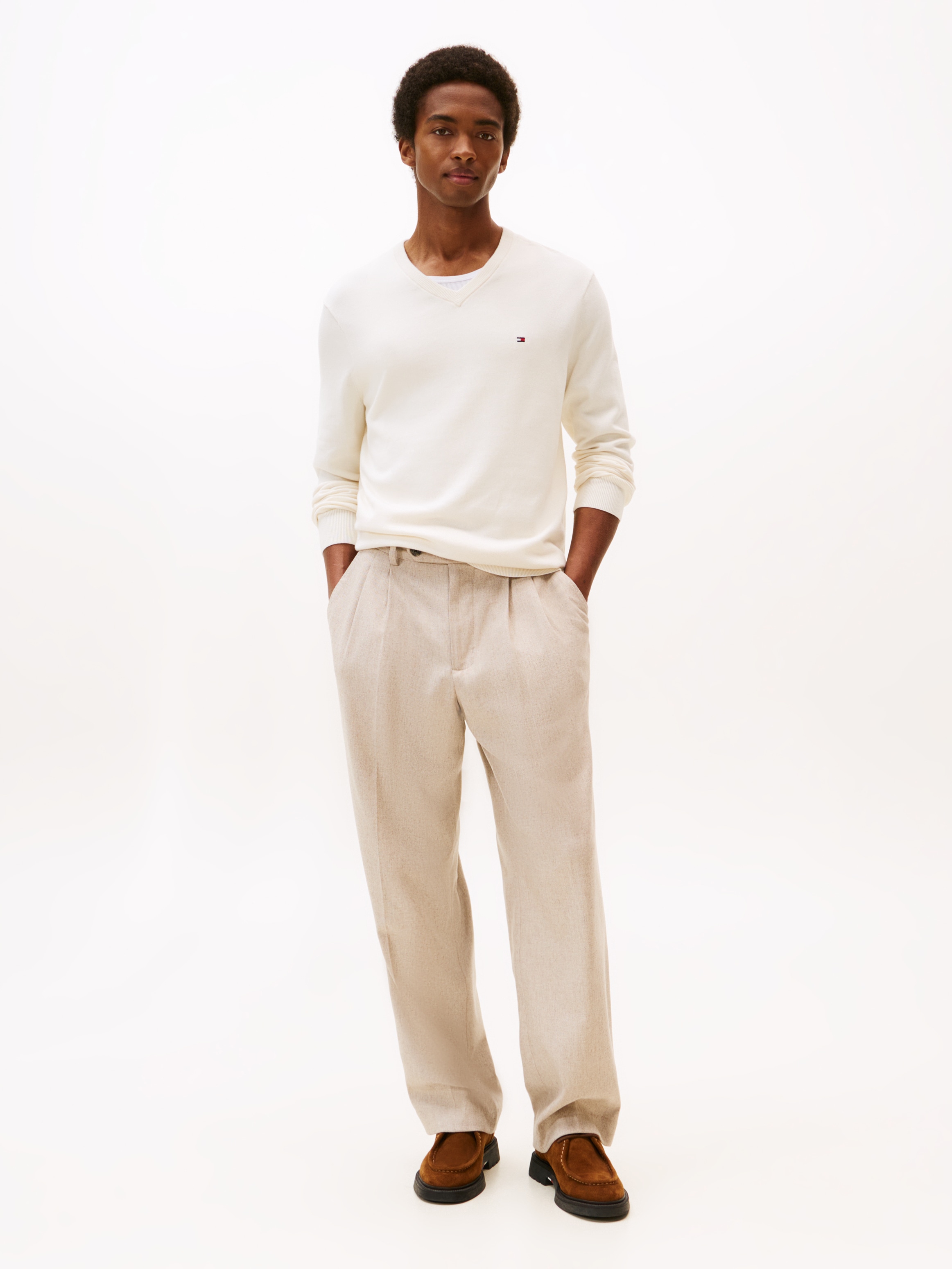 Tommy Hilfiger Pull en tricot »ESSENTIAL COTTON V NECK mit V-Ausschnitt und Stickerei« unifarben, casual, regular fit, Baumwolle, V-Ausschnitt