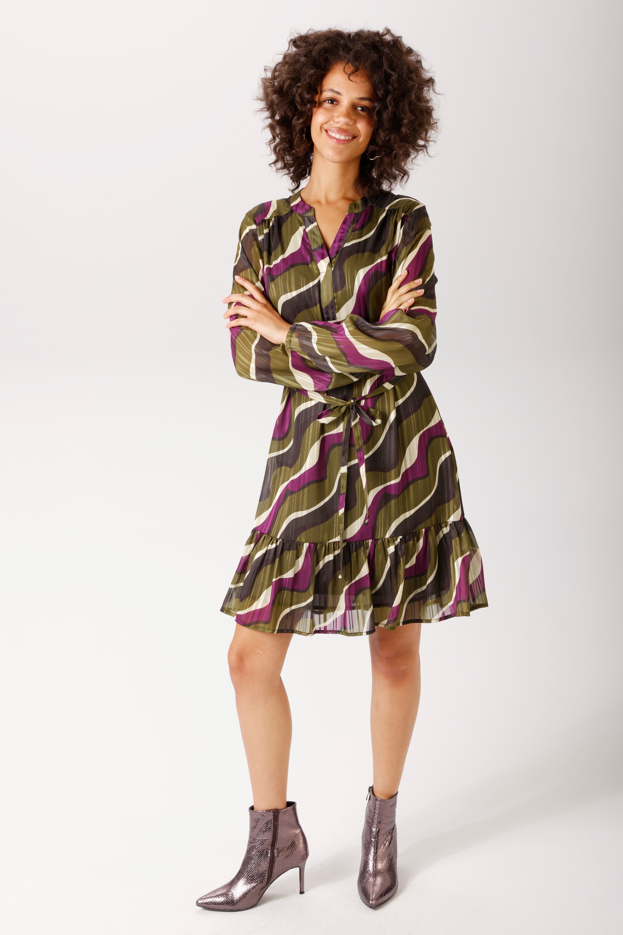 Image of Aniston CASUAL Blusenkleid mit abnehmbarem Bindegürtel, mit goldfarbenen Glanzfäden im grafischen Druck - NEUE KOLLEKTION
