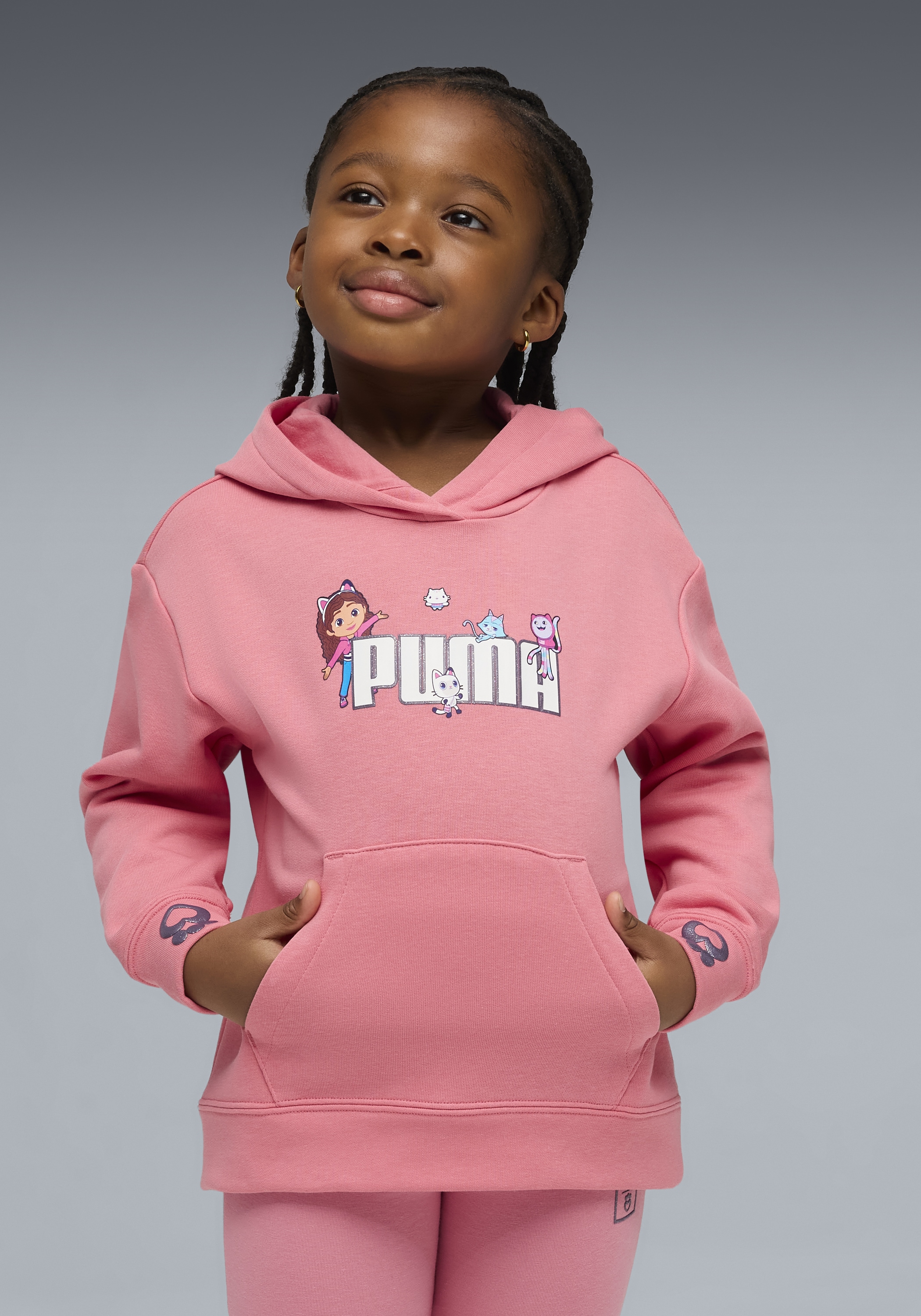Image of PUMA Kapuzensweatshirt "X GABBYS DOLLHOUSE RELAXED GRAPHIC HOODIE TR", entspannte Passform, mit Print-Applikation, aus Baumwollmischung