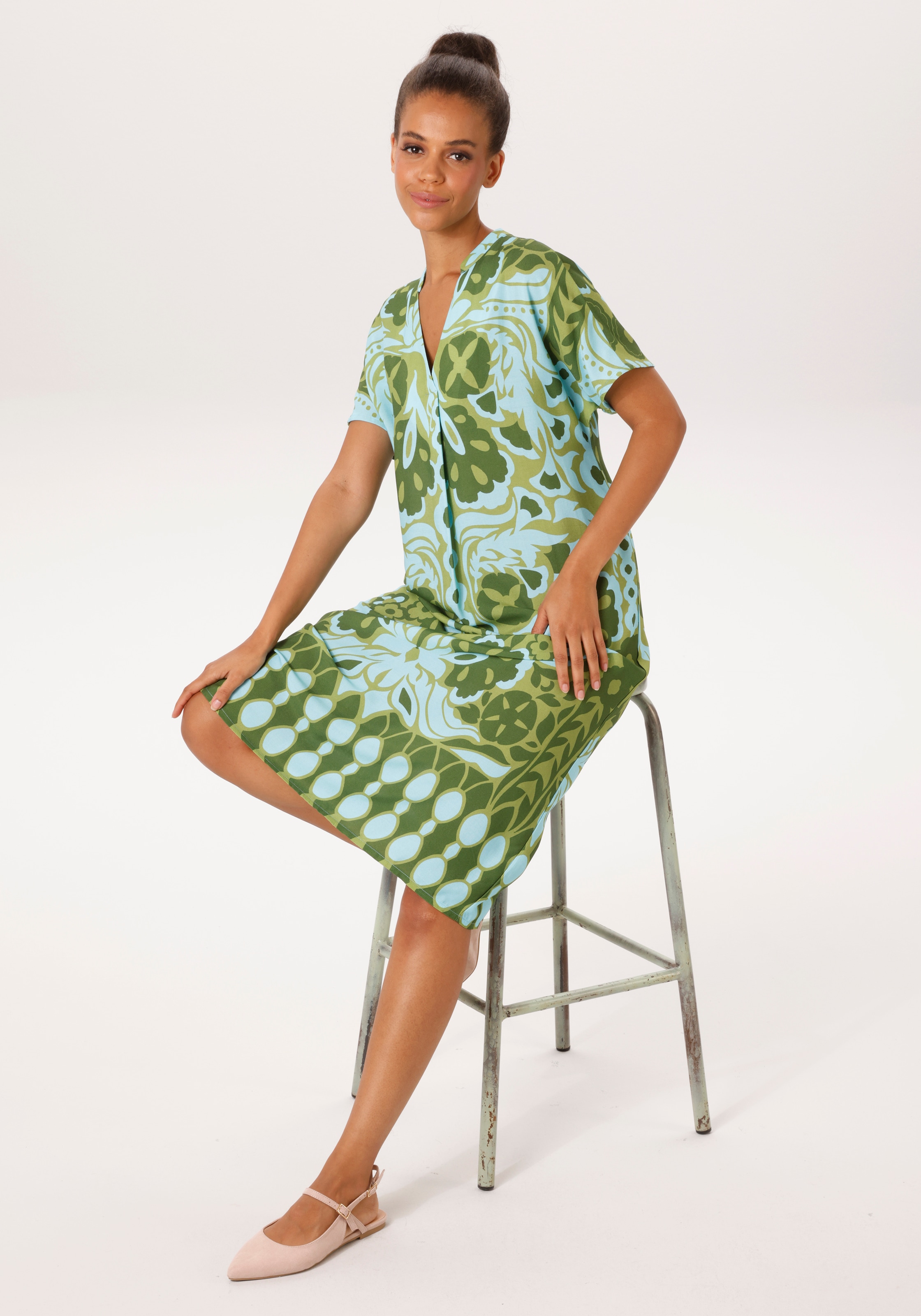Aniston CASUAL Sommerkleid mit extravagantem, grafischen Druck