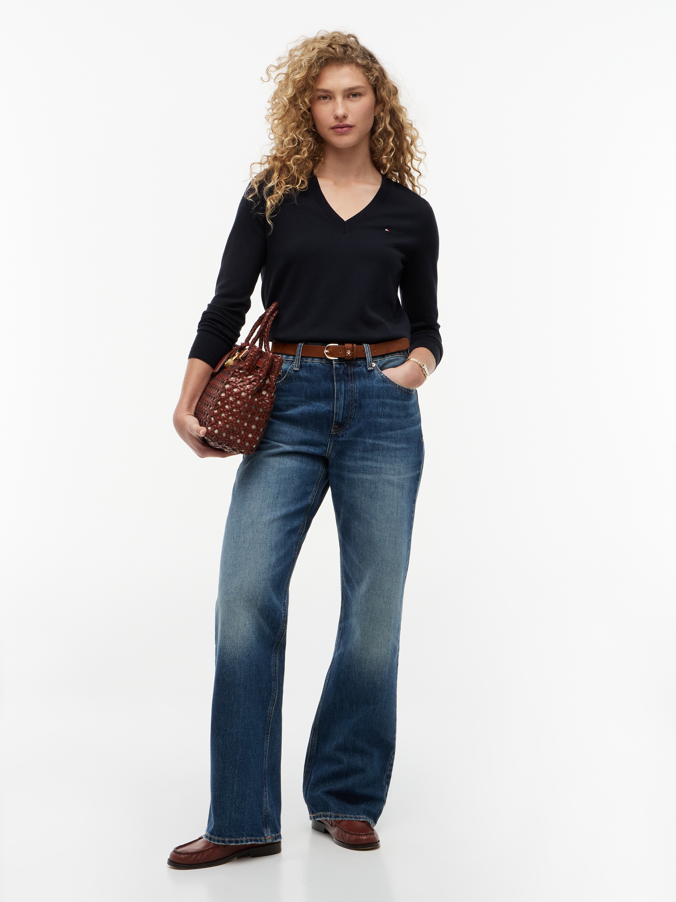 Tommy Hilfiger V-Ausschnitt-Pullover »CO JERSEY STITCH V-NK SWEATER« Kontrastfarbene Streifen im Ausschnitt und Logo Stickerei am Ärmel