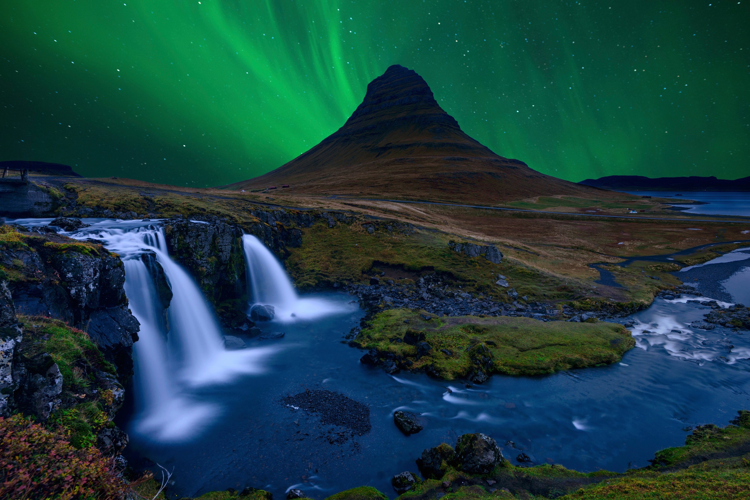 Papermoon Fototapete »Photo-Art ALVARO ROXO, KIRKJUFELL UNTER EINEM BOREALEN GRÜNEN HIMMEL«