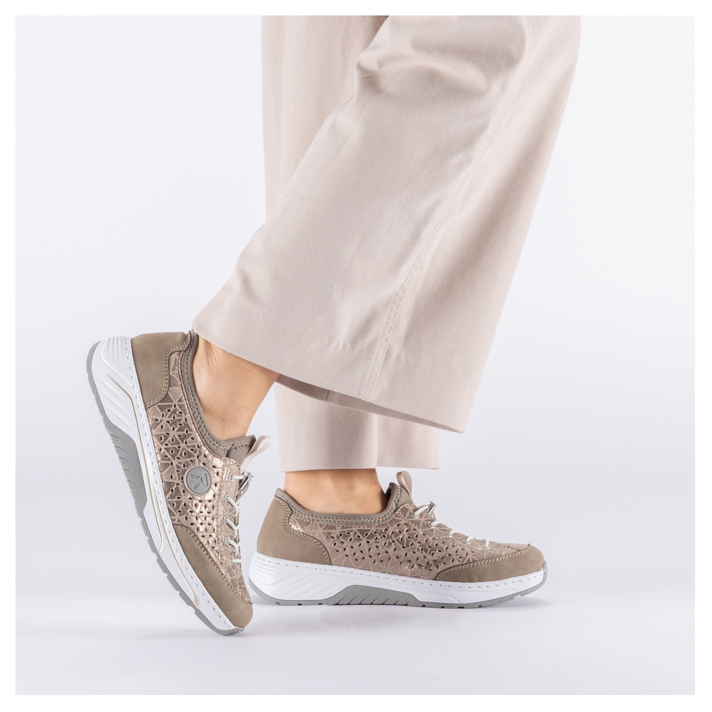 Rieker Slip-On Sneaker  Slipper, Freizeitsneaker, Halbschuh in Metallic-Optik