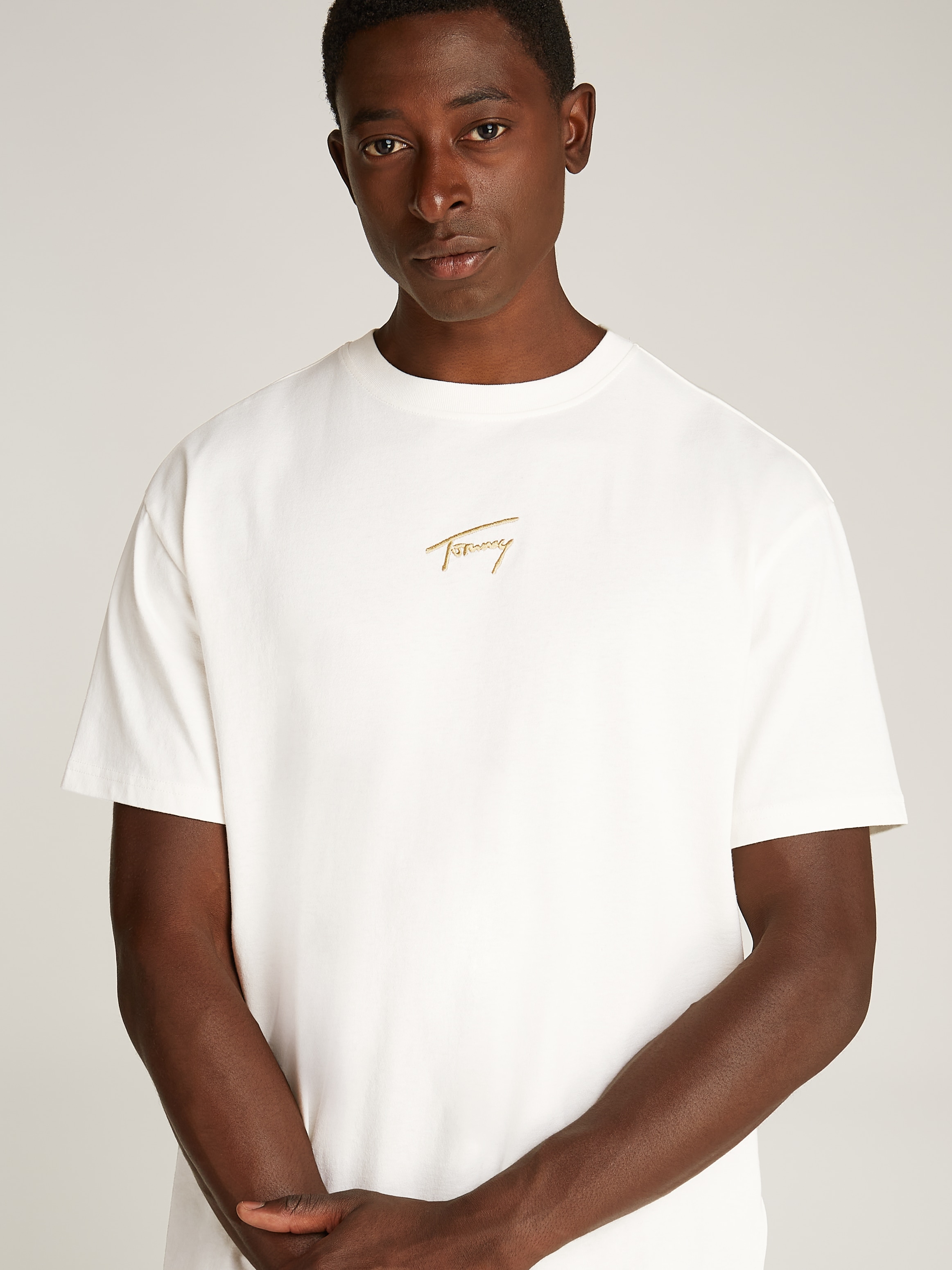 Tommy Jeans T-Shirt »TJM REG GOLD SIGNATURE TEE EXT«, Logostickerei