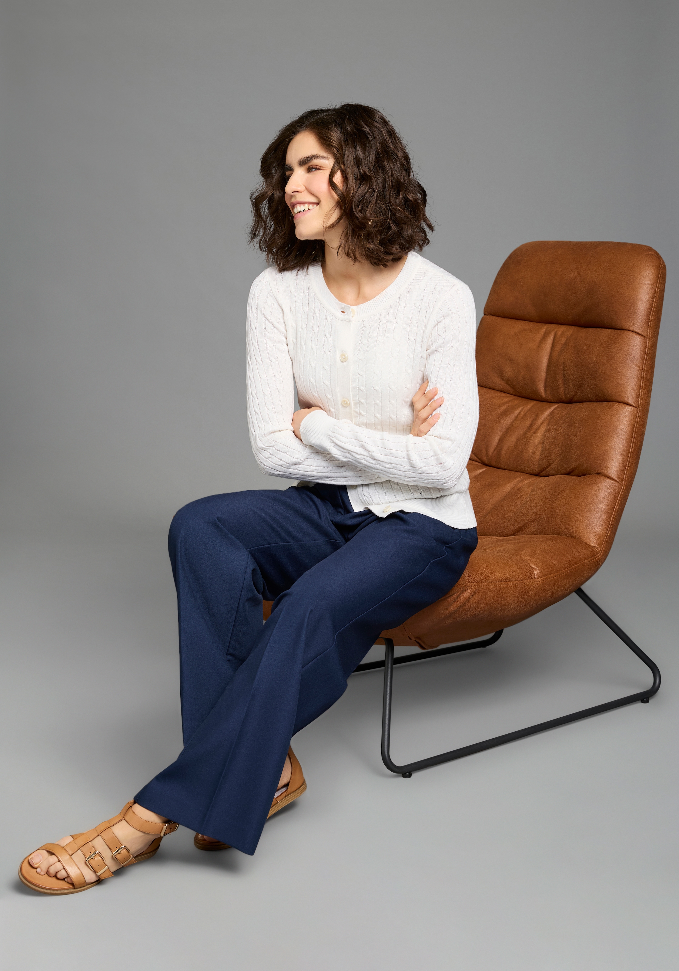 Laura Scott Veste en tricot mit Zopfstrickmuster und Knopfleiste