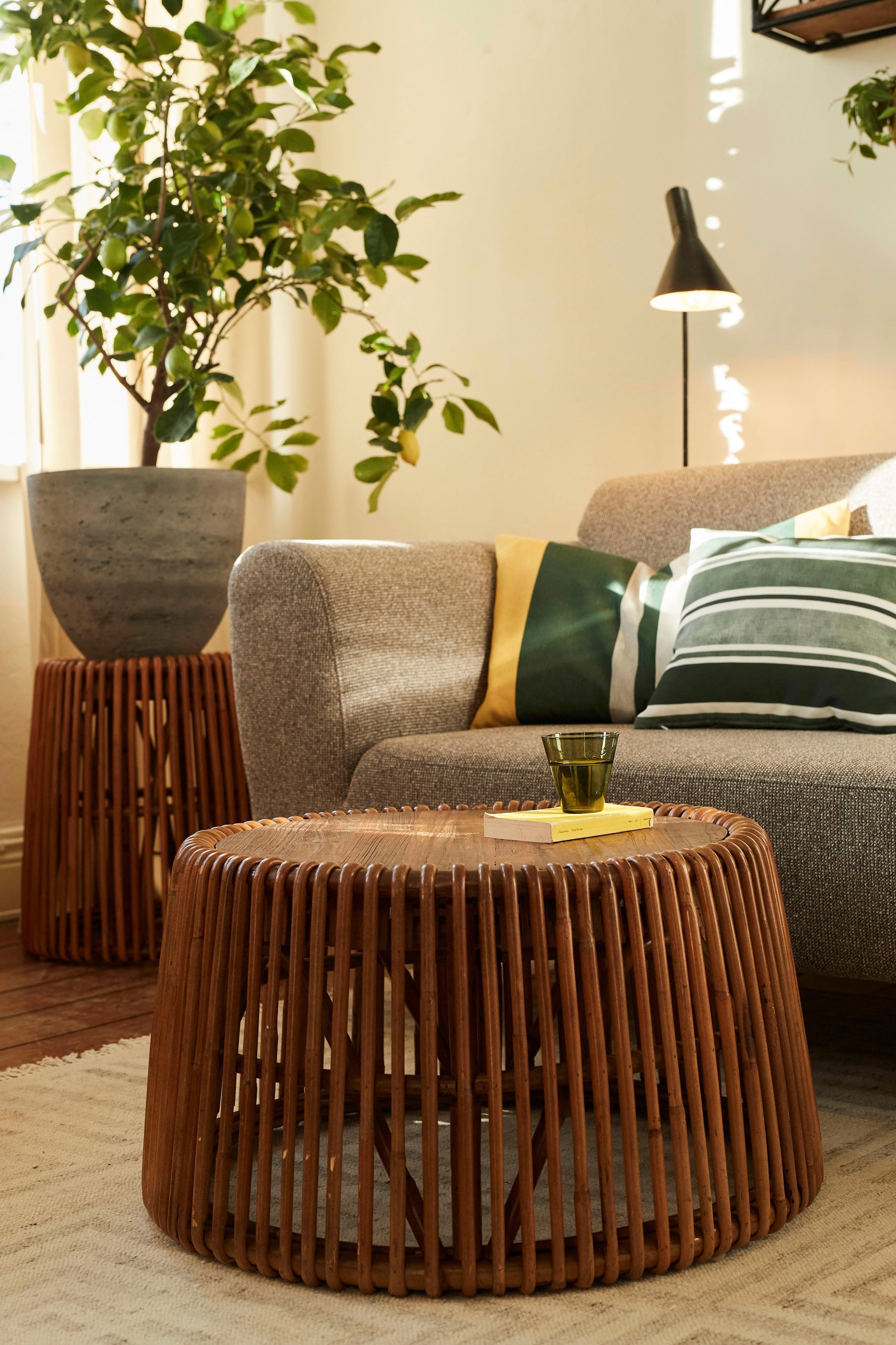 Image of SIT Beistelltisch "San Gimignano aus Rattan mit recycelter Teakholzplatte" Konisches Rattangestell mit Platte aus recyceltem Teakholz
