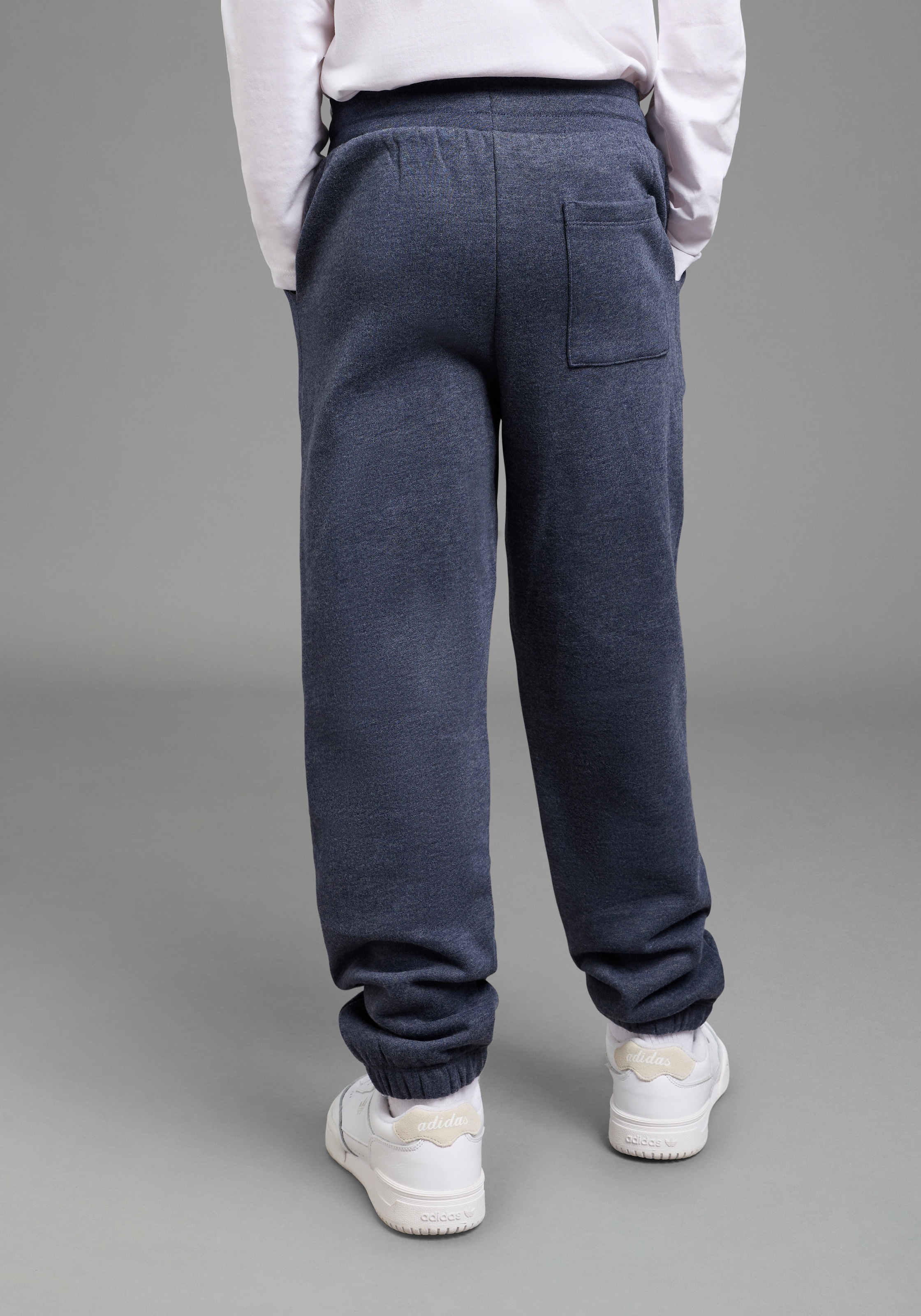 H.I.S Pantalon sweat »Basic Sweatshose, Jogginghose für Jungen«  pour TEENS. pantalon sweat avec petit badge