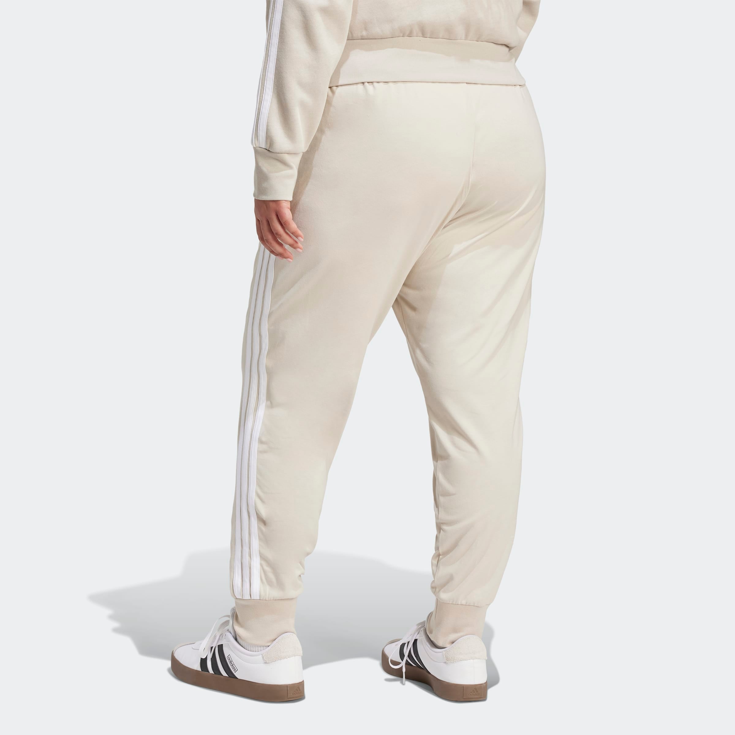 adidas Sportswear Pantalon de sport »ESSENTIALS 3-STREIFEN JOGGER- (GROSSE GRÖSSEN)«