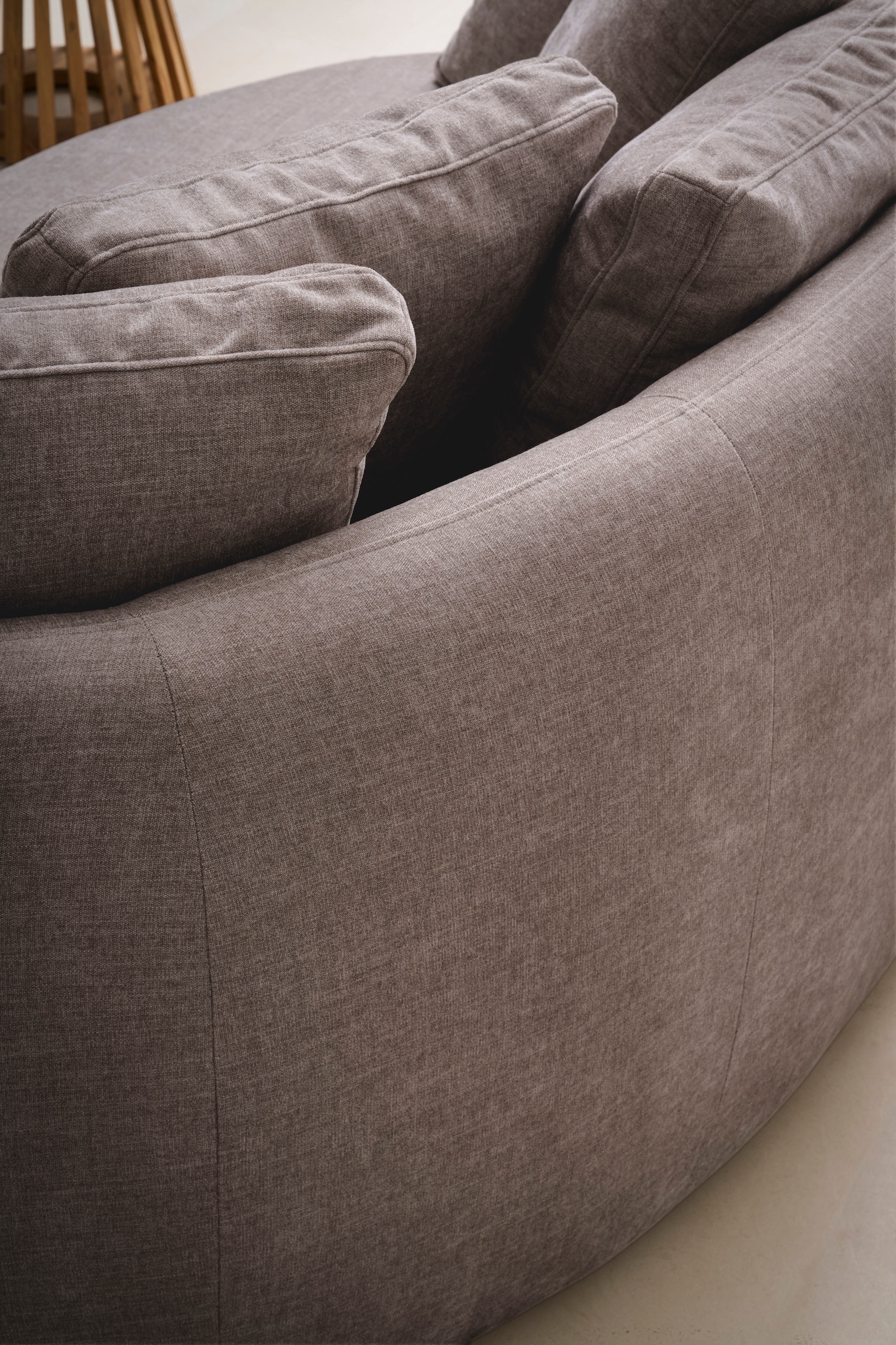 GOODproduct 2,5-places »Kaarl, rundes Loungesofa, Sofa mit Kissen, perfekt gepolstert« Webstoff, in fünf Farben, zeitloses Design, inkl. 5 Rückenkissen