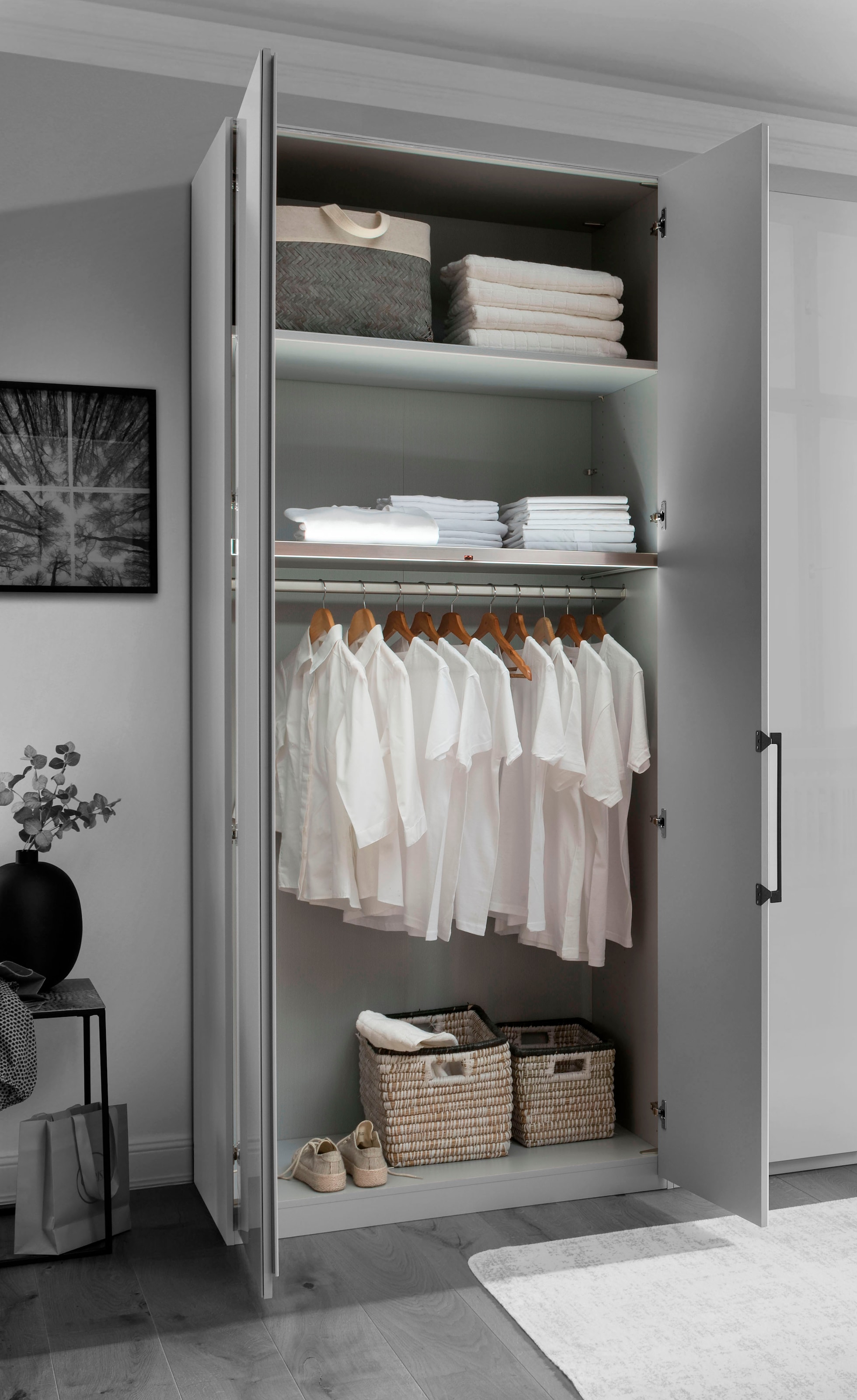 WIEMANN Kleiderschrank »Monaco, Made in Germany, edle Glasfront, in verschiedenen Farben,« hochwertige Beschlägen inkl. Dämpfung