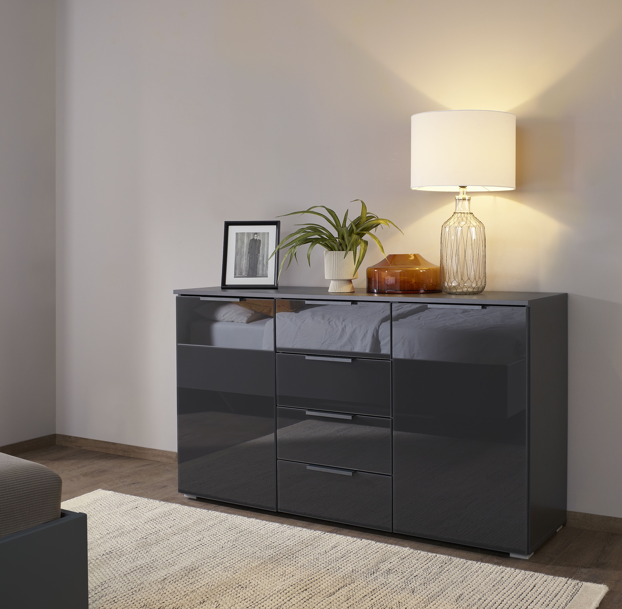 rauch Schubkastenkommode »Sideboard Kommode Kombikommode KOLUNA mit Glasfront« Breite 120 cm mit hochwertiger Glasfront,  vier grosse Schubladen, mit insgesamt 4 Einlegeböden MADE IN GERMANY