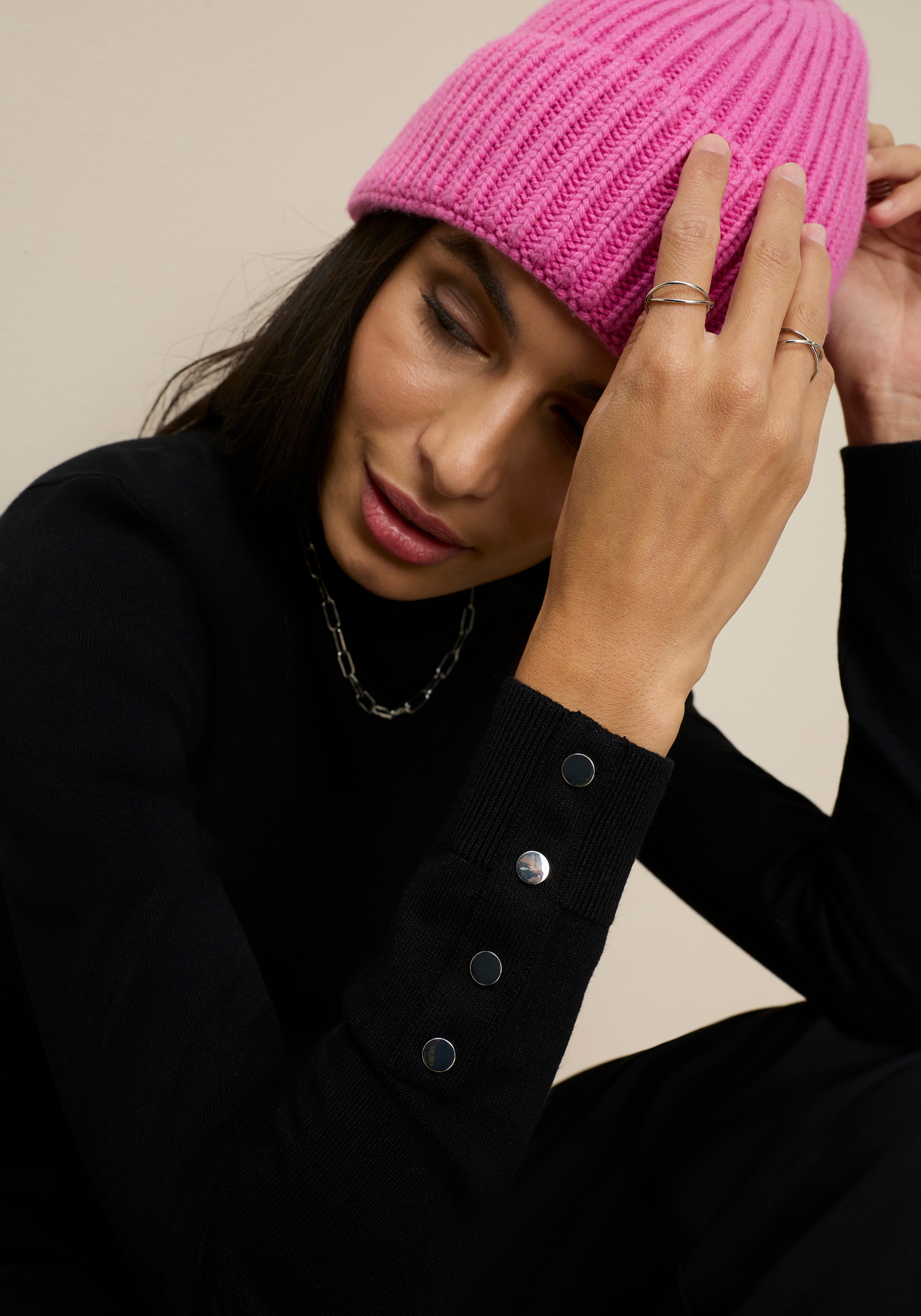 Tamaris Rollkragenpullover in enger Form mit Knopfdetails