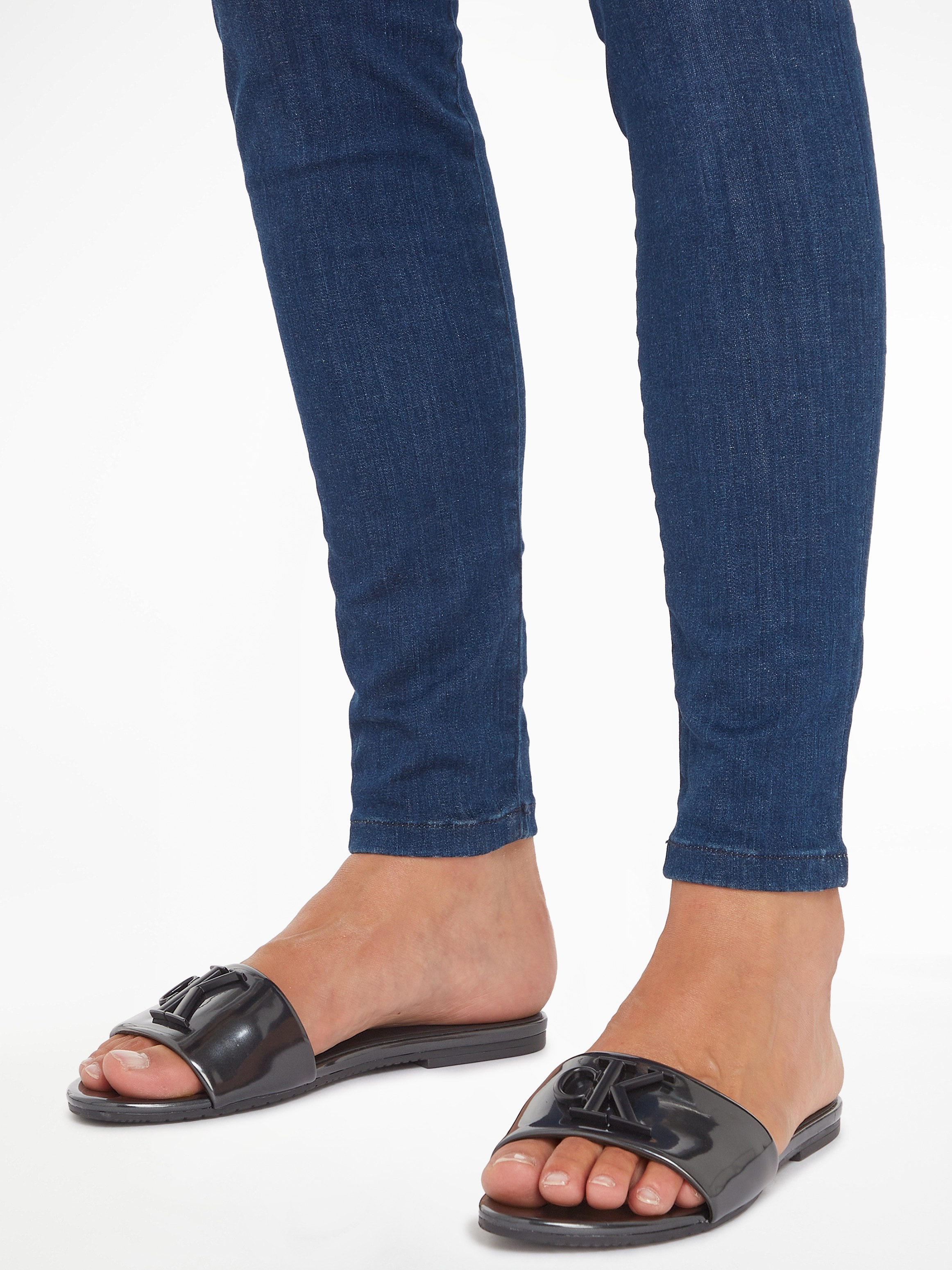 Calvin Klein Jeans Pantolette »FLAT SANDAL SLIDE MG MET«, Blockabsatz, Sommerschuh, Schlappen in glänzender Optik