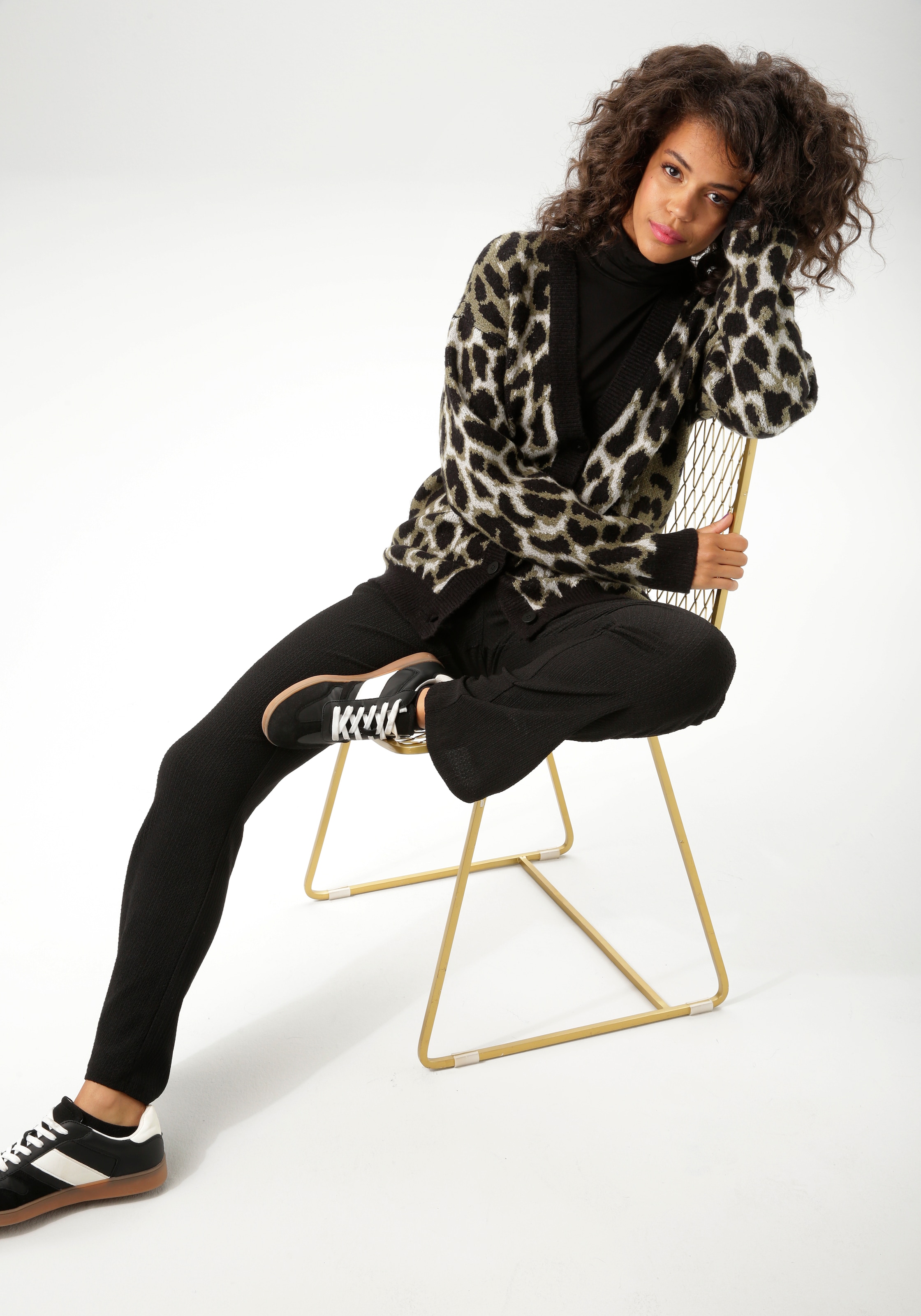 Aniston CASUAL Strickjacke im trendfarbigen Leo-Muster