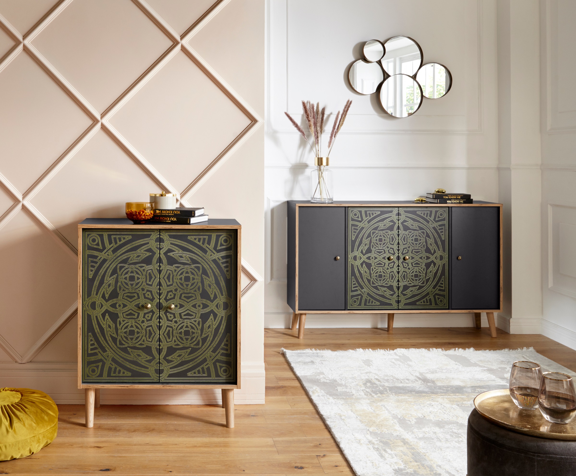 Image of Leonique Kommode »Clivia«, mit dekorativem Print auf den Türen bei Ackermann Versand Schweiz