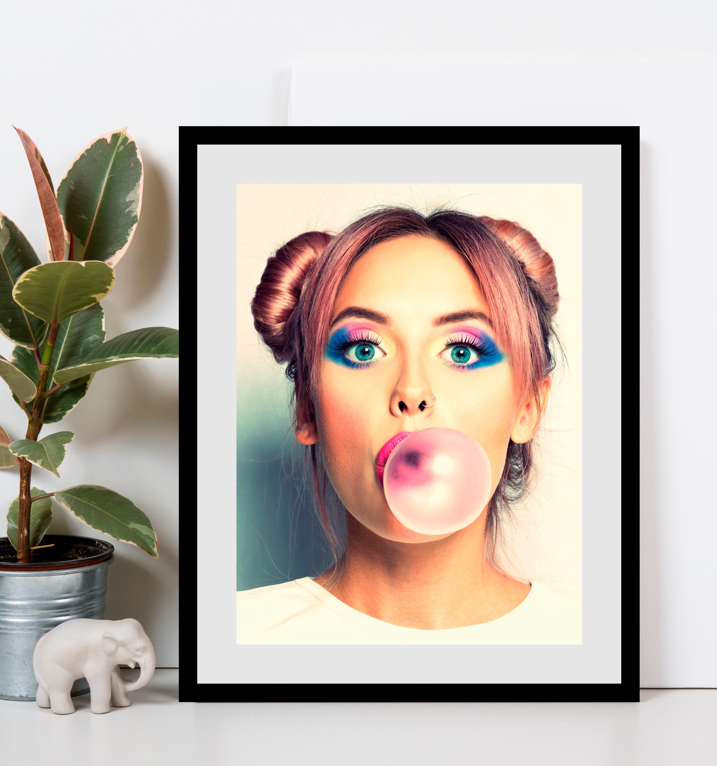 Image of queence Bild "Bubblegum" Art Bilder von Frauen Fashion Frau Kiss Kunst Magazincover Mode 1 Stk. tlg. HD Premium Poster-Druck inkl. Holzrahmen