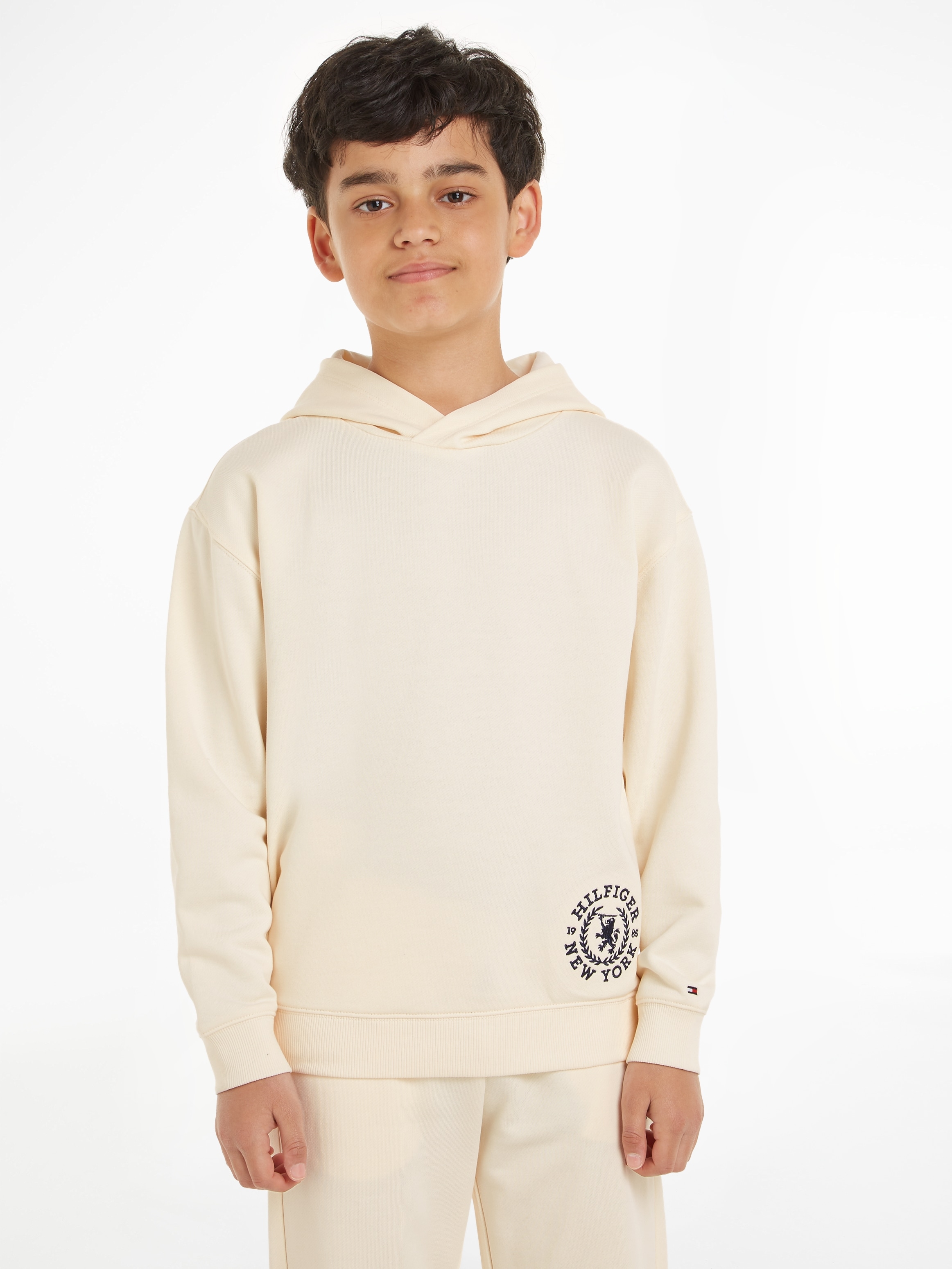 Tommy »CREST ♕ Kapuzensweatshirt mit leicht Hilfiger überschnittenen LOGO auf HOODIE«, versandkostenfrei Schultern