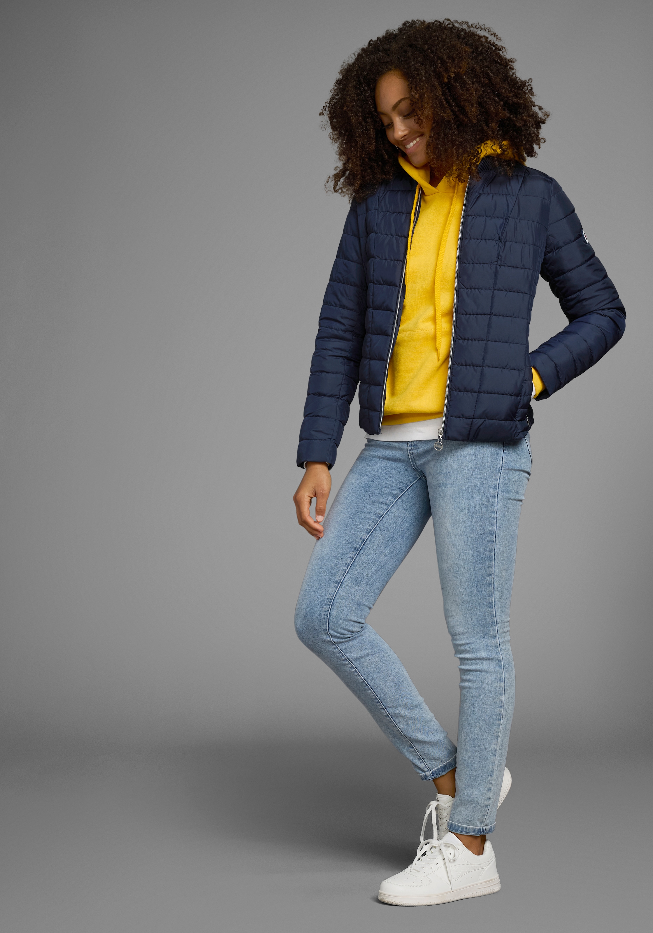 KangaROOS Steppjacke figurbetonter Schnitt,  hüftlange Passform