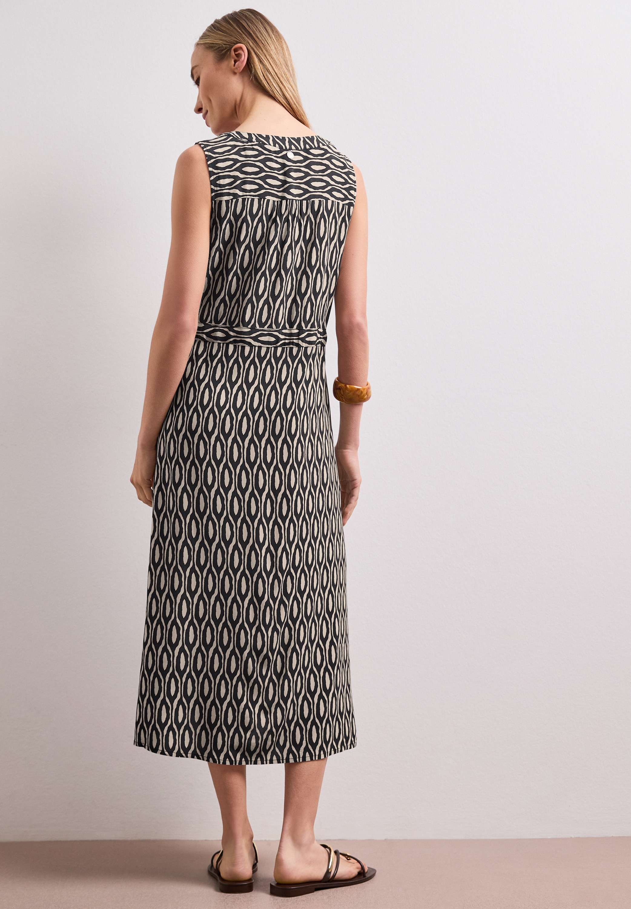 STREET ONE Midikleid Eingrifftaschen Sommerkleid mit grafischem Muster/Split Neck mit Zipperdetail