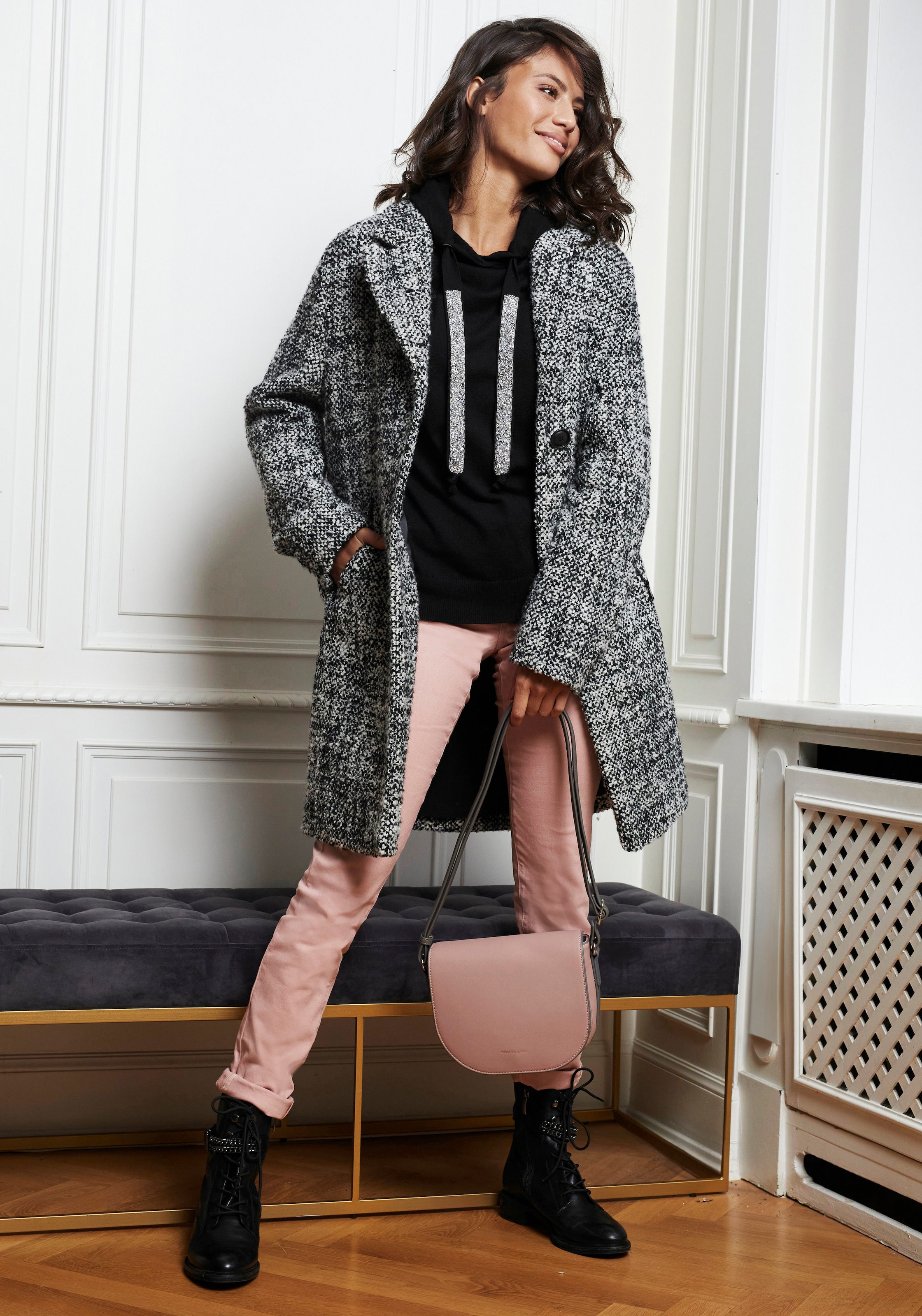 Laura Scott mit Kapuze und glitzernden Bändern