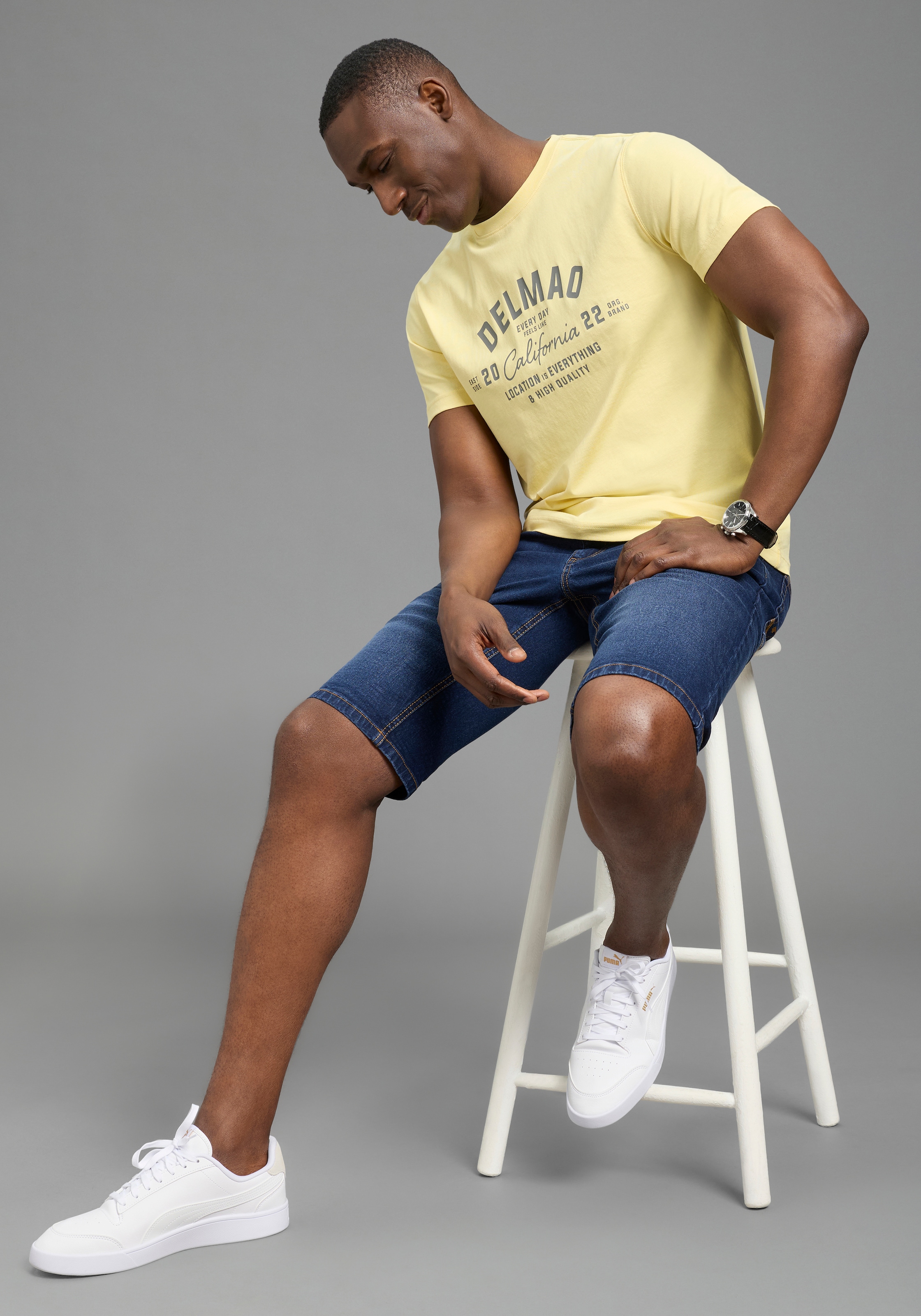 DELMAO Rundhalsshirt »Neue Kollektion!« normale Passform, kurzarm, bedruckt, mit Rundhalsausschnitt