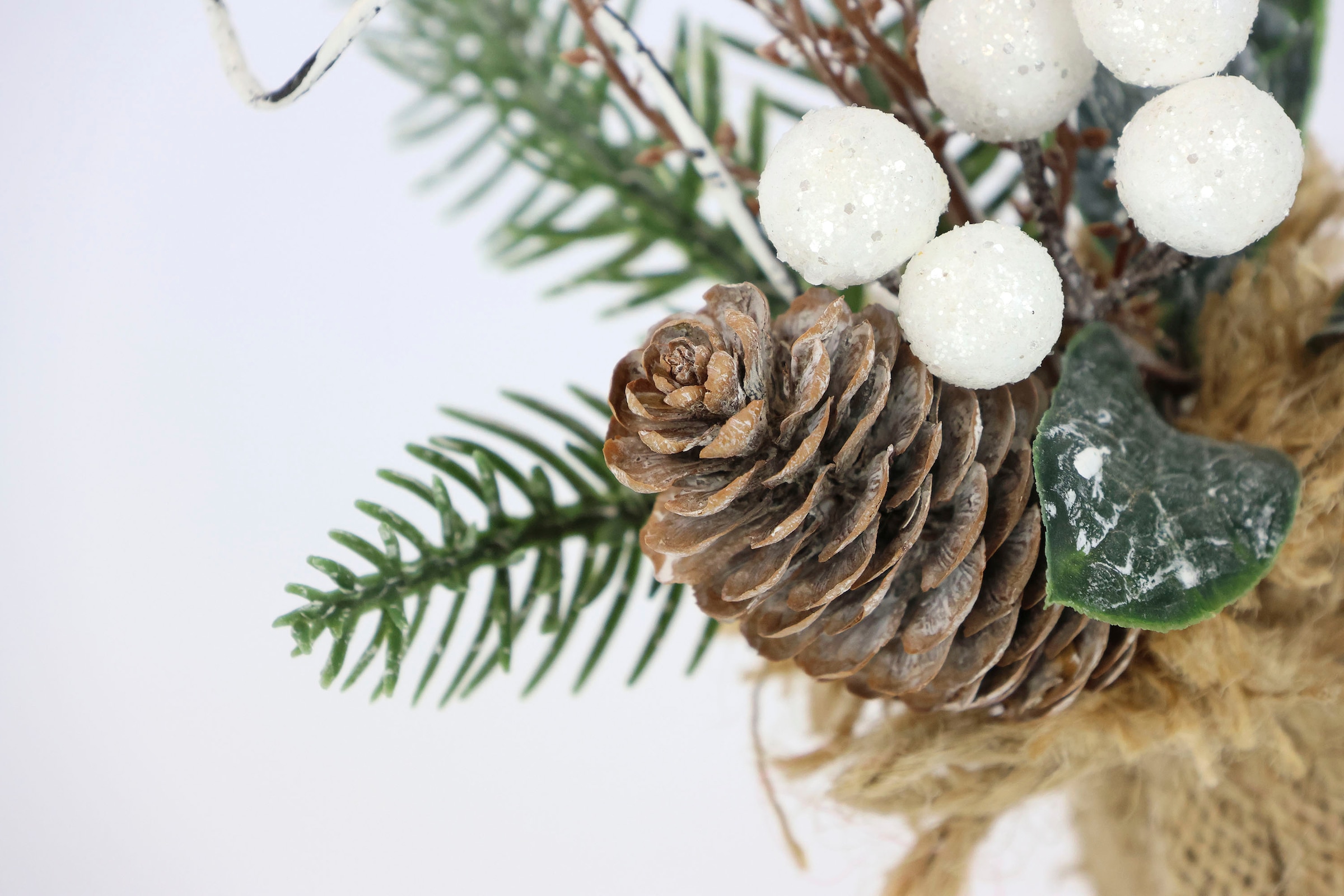 I.GE.A. Arbre de Noël artificiel »Kunstpflanze Weihnachtsgesteck im Jute-Sack« lot de 2 décorations de Noël branches de sapin, baies, pommes de pin, étoile, fleurs artificielles